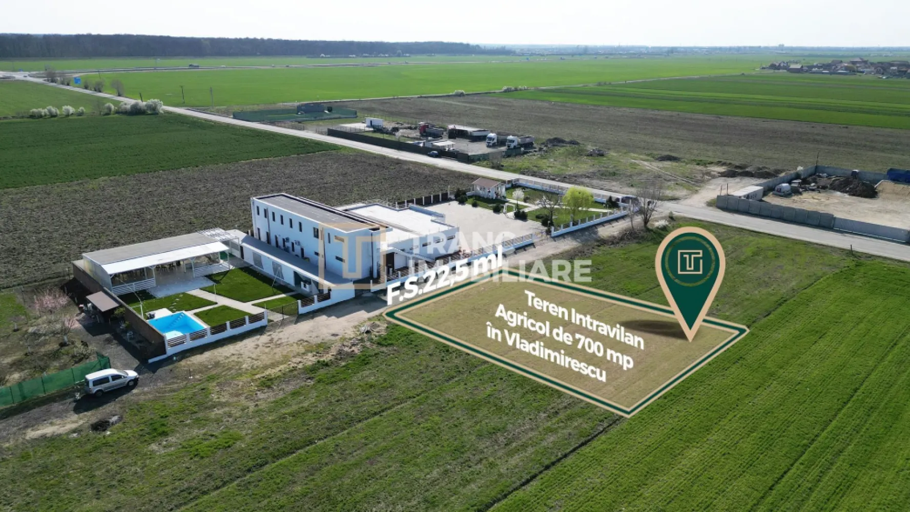 Teren intravilan arabil de vânzare – Vladimirescu, Arad - Teren intravilan arabil de vânzare – Vladimirescu, Arad | Ideal pentru casă sau cabană de vacanță

Vă propunem spre vânzare un teren intravilan arabil, situat în localitatea Vladimirescu, în apropiere de Arad, pe drumul spre pădure – o zonă liniștită, perfectă pentru relaxare și locuire.

Terenul are o suprafață de 700 mp și un front stradal generos de 22,44 ml, oferind flexibilitate în proiectarea viitoarei construcții. Datorită poziționării și dimensiunii, este ideal atât pentru construirea unei locuințe permanente, cât și pentru cabane sau case de vacanță, fiind o alegere excelentă pentru cei care își doresc un refugiu aproape de natură.

Un avantaj important este faptul că utilitățile (apă, gaz, curent, canalizare) se află la aproximativ 50 de metri de teren, ceea ce permite racordarea facilă.

Zona este în continuă dezvoltare, apreciată pentru liniște și accesul rapid către oraș. În apropiere se regăsesc numeroase puncte de interes precum Malul Mureșului, parcuri, restaurante, facultate și spital privat.

Terenul este intravilan arabil, cu potențial ridicat atât pentru construcție, cât și pentru investiție.

O alegere inspirată pentru cei care caută spațiu, liniște și posibilități multiple de dezvoltare!