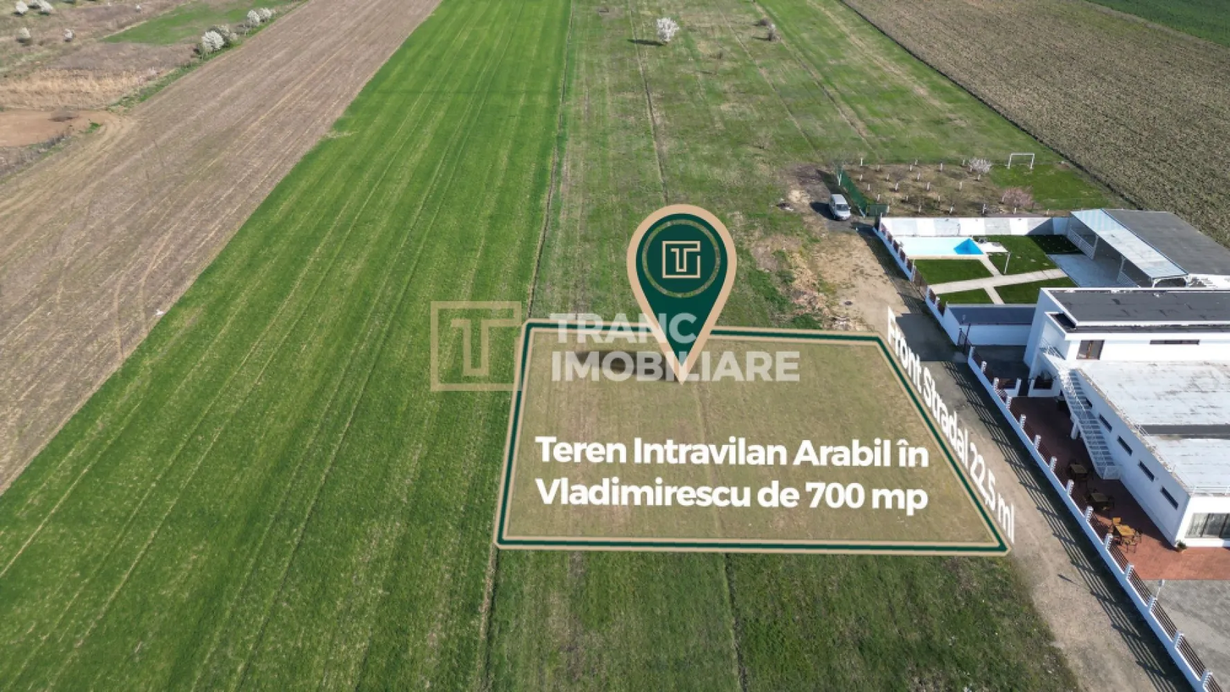 Teren intravilan arabil de vânzare – Vladimirescu, Arad - Teren intravilan arabil de vânzare – Vladimirescu, Arad | Ideal pentru casă sau cabană de vacanță

Vă propunem spre vânzare un teren intravilan arabil, situat în localitatea Vladimirescu, în apropiere de Arad, pe drumul spre pădure – o zonă liniștită, perfectă pentru relaxare și locuire.

Terenul are o suprafață de 700 mp și un front stradal generos de 22,44 ml, oferind flexibilitate în proiectarea viitoarei construcții. Datorită poziționării și dimensiunii, este ideal atât pentru construirea unei locuințe permanente, cât și pentru cabane sau case de vacanță, fiind o alegere excelentă pentru cei care își doresc un refugiu aproape de natură.

Un avantaj important este faptul că utilitățile (apă, gaz, curent, canalizare) se află la aproximativ 50 de metri de teren, ceea ce permite racordarea facilă.

Zona este în continuă dezvoltare, apreciată pentru liniște și accesul rapid către oraș. În apropiere se regăsesc numeroase puncte de interes precum Malul Mureșului, parcuri, restaurante, facultate și spital privat.

Terenul este intravilan arabil, cu potențial ridicat atât pentru construcție, cât și pentru investiție.

O alegere inspirată pentru cei care caută spațiu, liniște și posibilități multiple de dezvoltare!