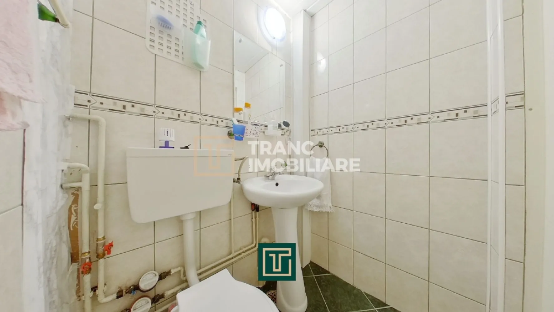 Garsonieră decomandata la 500 m de AFi si Atrium la etajul 3 - Imaginează-te cum ar fi să ai totul la câteva minute de tine. Ieși din bloc, o iei lejer spre AFI sau Atrium și, în 5–7 minute de mers, ești deja la cumpărături, la o cafea, sau într-un loc unde mereu se întâmplă ceva. Exact asta oferă garsoniera aceasta din cartierul 6 Vânători, într-o zonă care combină perfect liniștea de cartier cu avantajul de a fi aproape de punctele importante ale orașului.

Garsoniera se află la etajul 3, casa scării te întâmpină curată, renovată, primitoare, genul acela de detaliu care îți spune din prima că blocul este îngrijit. Când intri, simți imediat un lucru important: e o garsonieră decomandată. Nu e acea senzație de spațiu înghesuit, ci ai un hol care separă zona de zi de restul, iar asta face diferența în viața de zi cu zi, mai ales dacă te gândești și la închiriere.

Garsoniera are 27 mp utili și 34 mp construiți, e orientată vest, iar asta înseamnă lumină frumoasă după-amiaza, când ajungi acasă. Priveliștea e deschisă către cartier, iar seara, în lumina caldă, spațiul capătă acel aer liniștit, de “acasă”.

E locuibilă din prima, fără să fie nevoie să te muți pe șantier. Pereții au nevoie de o reîmprospătare, o lavabilă făcută ca lumea schimbă total energia. Bucătăria este compactă, practică, iar baia, în forma actuală, nu are duș montat. Sunt lucruri simple, dar care, odată rezolvate, cresc imediat confortul și valoarea percepută.

Partea bună? Nu vorbim de probleme ascunse sau infiltrații. Nu există istoric de umezeală sau mucegai. Conform inspecției tehnice, nu există probleme de structură, infiltrații mucegai de presiune a apei, de functionalitate a geamurilor etc.

Ca utilități, ai tot ce îți trebuie: apă, gaz, canalizare, încălzire la CET, cu posibilitate de montare centrala pe gaz, internet prin fibră optică, tâmplărie PVC și electrocasnicele de bază (frigider, aragaz, microunde, mașină de spălat). Costurile sunt decente: vara în jur de 100 lei, iarna aproximativ 300 lei, un aspect important și pentru cine cumpără pentru investiție.

Și aici vine partea care, pentru mulți, înseamnă “deal bun”, locația asta, lângă AFI și Atrium, are mereu cerere. Fie că vrei o garsonieră pentru tine, fie că vrei s-o pui la închiriat, în regim normal sau hotelier, zona te ajută. Accesul e rapid, iluminatul public este bun, nu ai zgomot deranjant, iar atmosfera generală este liniștită, de cartier locuit. Proprietatea este liberă, se predau cheile, iar eliberarea se poate face rapid, în aproximativ o săptămână.

Această garsonieră se poate cumpăra atât cash, cât și prin credit ipotecar sau Noua Casă.

Prețul este cinstit, iar toate faciltiășile și perspectivele pe care le are zona în care se află garsonieră transforma totul într-o oportunitate pentru viitorul cumpărător. Dacă cauți să te muți repede sau să faci o investiție profitabilă cu randament de minim 6,5%, contactează-mă