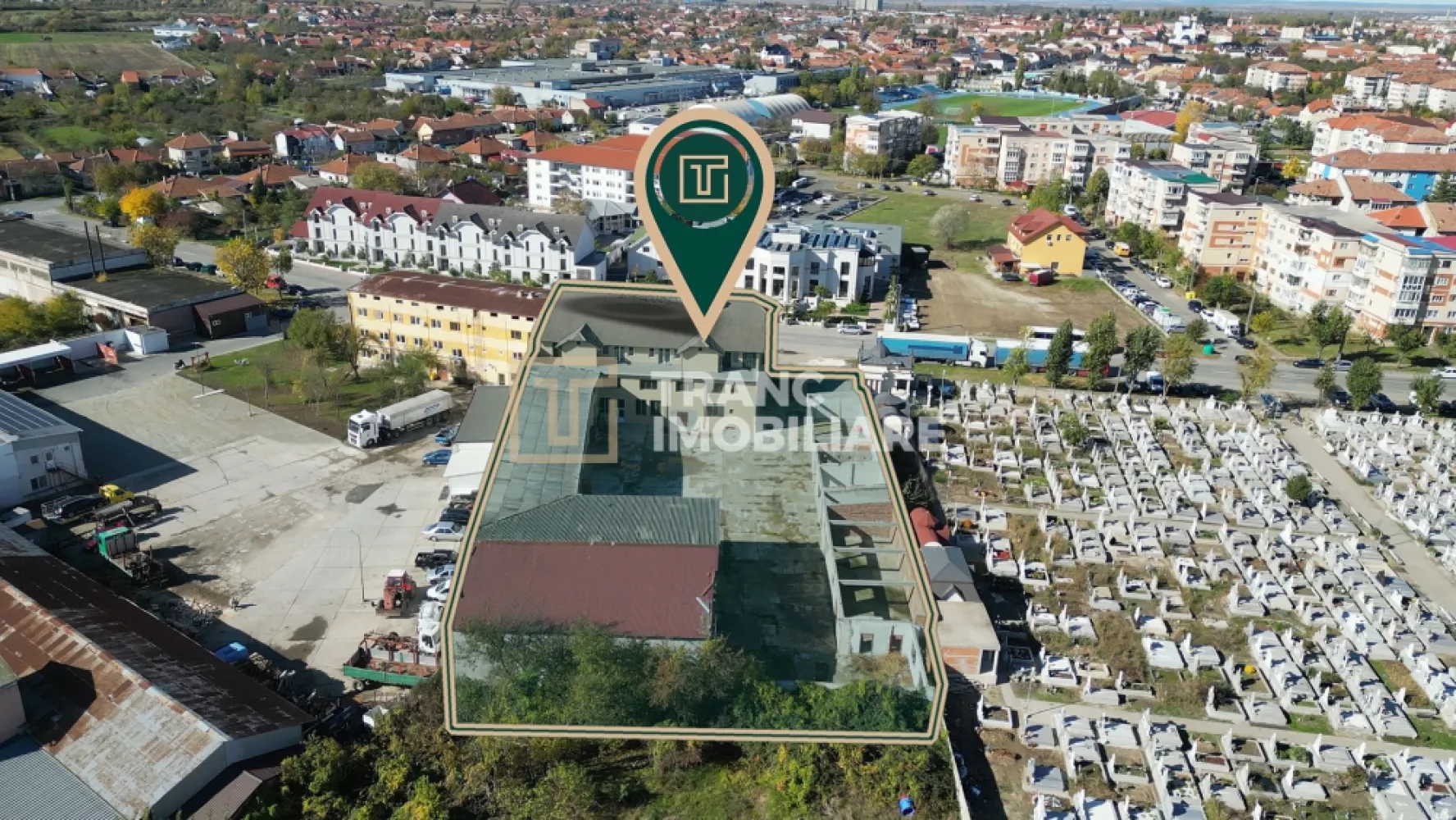 Proprietate multifunctionala - teren generos, cladire si hala in Lugoj - Vă prezentăm o oportunitate imobiliară rară în Lugoj, destinată unui investitor care înțelege valoarea activelor cu suprafețe mari, structură solidă și potențial real de repoziționare. Proprietatea este amplasată în Zona Stadion, într-o zonă foarte bine conectată, vizibilă și ușor accesibilă, vis-a-vis de o sală de evenimente premium, ceea ce îi conferă un plus de imagine, expunere și atractivitate pentru activități comerciale, administrative, medicale, educaționale sau mixte.

Ansamblul este compus dintr-un teren de 2.659 mp, cu mențiunea importantă că, după rectificare, suprafața va depăși 3.100 mp, aspect care adaugă valoare suplimentară investiției. Proprietatea beneficiază de un front stradal de 38 ml și include două corpuri principale: o clădire din cărămidă, dispusă pe Subsol + Parter + 2 Etaje, și o hală pe două niveluri, Parter + Etaj, construită din cărămidă și BCA.

Suprafața utilă totală a clădirii principale este de 1.387,7 mp, iar hala are o suprafață utilă de 1.316 mp. În total, vorbim despre un activ de dimensiuni considerabile, greu de replicat astăzi în aceeași formulă, mai ales într-o zonă urbană bine poziționată. Clădirea permite inclusiv instalarea unui lift, ceea ce o face potrivită pentru transformare în centru medical, sediu de companie, clinică, spații de birouri, centru educațional, aparthotel, centru logistic administrativ sau proiect mixt.

Clădirea principală are o structură solidă și un exterior deja configurat, în timp ce interiorul necesită renovare parțială, estimată la aproximativ 20%. La parter există aproximativ 260 mp care necesită renovare totală, însă exact această zonă poate reprezenta unul dintre cele mai valoroase atuuri ale proprietății, deoarece oferă libertate de recompartimentare și adaptare după destinația dorită.

La subsol, regăsim o suprafață de 101,8 mp, compusă din 3 boxe și casa scării cu zonă de degajament, spațiu util pentru arhivare, depozitare, suport tehnic sau flux operațional.

La parter, proprietatea oferă 465,4 mp, compuși din 2 încăperi tip salon sau spații de depozitare, 4 camere/birouri, 1 hol, 1 casă a scării cu zonă de degajament și 1 grup sanitar. Piesa centrală a acestui nivel este un spațiu open-space de aproximativ 256 mp, cu potențial excelent pentru restaurant, sală de prezentare, showroom, spațiu comercial premium, call-center, zonă de birouri open-space sau sală de evenimente private/business. Acest spațiu poate fi păstrat deschis sau compartimentat în funcție de conceptul de exploatare ales.

La etajul 1, suprafața utilă este de 474 mp, iar compartimentarea cuprinde 1 încăpere tip salon sau spațiu de depozitare, 7 camere/birouri, 2 holuri, 1 casă a scării cu zonă de degajament și 1 grup sanitar. Acest nivel este ideal pentru activități administrative, office, consultanță, servicii profesionale, cabinete sau organizare operațională pe departamente.

La etajul 2, suprafața utilă este de 346,5 mp, nivelul fiind organizat în două apartamente de dimensiuni mari, fapt care adaugă o componentă valoroasă de utilizare mixtă. Acestea pot funcționa ca locuință de serviciu, zonă de protocol, apartamente pentru management, spații executive sau pot fi integrate într-un concept mai amplu de cazare ori utilizare premium.

Apartamentul 1 are 177,6 mp și este compus din hol, baie, debara, bucătărie, sufragerie cu ieșire pe terasă și 3 dormitoare, dintre care două au vedere la stradă, iar unul beneficiază de ieșire pe terasă.
Apartamentul 2 are 155,5 mp utili + 8,4 mp balcon și este compus din hol, baie, debara, bucătărie cu terasă orientată spre curtea interioară, sufragerie cu terasă orientată spre curtea interioară și 2 dormitoare cu vedere la stradă, plus balcon.
Ambele apartamente au acces la terasă comună.

Din punct de vedere tehnic, proprietatea are un avantaj important: sistemele de încălzire sunt deja gândite separat, pe zone, ceea ce permite exploatare eficientă și control diferențiat al costurilor.

La parter, încălzirea este realizată prin calorifere, iar distribuția este organizată astfel:
există o centrală termică dedicată pentru zona compartimentată, respectiv holul și camera tip salon, iar separat există o a doua centrală termică pentru salonul open-space de aproximativ 256 mp. Această separare este extrem de utilă pentru un investitor care dorește să utilizeze spațiile independent sau să le închirieze diferențiat.

La etajul 1, proprietatea beneficiază de încălzire în pardoseală cu agent termic, deservită de o centrală termică separată, ceea ce oferă un nivel superior de confort și un avantaj clar pentru activități office, medicale sau administrative.

La etajul 2, încălzirea este realizată prin calorifere, iar nivelul este deservit de două centrale termice suplimentare, ceea ce permite o administrare eficientă și independentă a spațiilor de locuire sau protocol.

Gazul este în curs de instalare, iar proprietatea va fi livrată cu sistemul de încălzire funcțional. În plus, pentru optimizarea costurilor de operare și alinierea la standardele actuale, se recomandă montarea de panouri fotovoltaice pe acoperișuri, inclusiv prin accesarea programelor de finanțare disponibile, precum și integrarea unei pompe de căldură, soluție care poate reduce semnificativ costurile energetice și poate crește valoarea percepută a proprietății în exploatare.

Cladirea are structurata pe exterior asigurand un aspect comercial si ingrijit.

Hala este dispusă pe două niveluri, P+E, acoperișul halei necesită înlocuire, are o suprafață utilă totală de 1.316 mp și este compusă din 8 încăperi, cu suprafețe cuprinse între 10,4 mp și 654 mp, plus o cameră tehnică și casa scării. În forma actuală, hala este funcțională, însă poate fi cosmetizată, reorganizată, recompartimentată sau convertită după necesitățile noului proprietar. Poate susține activități de depozitare, producție ușoară, logistică, atelier, showroom tehnic, centru de distribuție sau spații hibride business-industrial.

La nivel de utilități și dotări, proprietatea beneficiază de:
curent trifazic,
apă din rețea,
canalizare,
gaz la stradă,
internet prin fibră optică,
cablu TV,
putere instalată de 40 kW,
instalație electrică din cupru,
camere de supraveghere,
ferestre cu tâmplărie PVC,
pardoseli mixte din gresie, parchet laminat și mochetă.

Zona este lipsită de factori perturbatori majori, nefiind semnalate probleme de miros sau zgomot, iar proprietatea beneficiază de iluminat public și drum asfaltat.

Un argument extrem de important pentru orice investitor este poziționarea. Proprietatea se află în Zona Stadion din Lugoj, într-o zonă bine conectată la repere esențiale ale orașului:
Stadionul Vulturii – aproximativ 240 m
Lidl – aproximativ 400 m
centrul orașului – aproximativ 1,5 km
gara – aproximativ 1 km
Carrefour – aproximativ 1 km
Penny – aproximativ 1 km
grădiniță – aproximativ 60 m
școală gimnazială – aproximativ 1 km
Spitalul Municipal „Dr. Teodor Andrei” – aproximativ 2,3 km

Această proximitate față de puncte comerciale, instituții, servicii medicale, educaționale și de transport crește semnificativ flexibilitatea de utilizare a proprietății și atractivitatea ei pentru viitori chiriași, colaboratori sau operatori.

Pentru un investitor din alt oraș, Lugojul are o logică economică solidă. Municipiul beneficiază de conexiune rapidă la infrastructura majoră din vestul României, iar documentele oficiale ale Primăriei Lugoj arată explicit importanța conexiunii către coridorul A1, precum și direcția locală de dezvoltare urbană, economică și de mobilitate. Strategia de dezvoltare a municipiului pentru 2021–2027 pune accent pe mediul de afaceri, infrastructură, servicii și creșterea calității urbane, iar Planul de Mobilitate Urbană evidențiază rolul conexiunii rutiere rapide către A1 pentru distribuția mărfurilor și mobilitatea forței de muncă.

Acest tip de activ nu se cumpără doar pentru ce este astăzi, ci pentru ce poate deveni în 12–24 de luni printr-o repoziționare inteligentă. Proprietatea are suprafață, structură, acces, utilități, versatilitate și o distribuție care permite exploatare etapizată. Se pretează foarte bine pentru:
sediu regional,
clinică sau centru medical,
centru educațional,
showroom + office + depozitare,
business center,
restaurant / evenimente private / sală de prezentare,
proiect mixt administrativ + rezidențial,
sau conversie într-un concept adaptat nevoilor reale ale pieței locale.

În esență, vorbim despre o proprietate mare, bine amplasată, greu de înlocuit, cu structură solidă și cu un potențial real de transformare într-un activ modern, eficient și valoros.

Din perspectivă investițională, unul dintre cele mai puternice argumente ale acestei proprietăți este raportul dintre valoarea estimată de înlocuire și prețul la care proprietarul este dispus să o vândă. Conform calculelor furnizate, valoarea estimată a ansamblului, raportată la costul construirii de la zero, este de aproximativ 1.849.597 euro (teren 83 euro / mp + TVA, cladire 700 euro / mp util (nu construit) +TVA, hala 500 euro / mp util (nu construit) +TVA). Cu toate acestea, proprietarul este dispus să vândă proprietatea la prețul de 1.210.000 euro (teren 83 euro / mp + TVA, cladire 470 euro / mp util (nu construit) +TVA, hala 290 euro / mp util (nu construit) +TVA) ceea ce oferă viitorului cumpărător un avantaj investițional semnificativ.

Diferența până la valoarea estimată de 1.849.597 euro poate fi folosită strategic pentru renovare, modernizare, recompartimentare, eficientizare energetică și aducerea întregului ansamblu la un standard actual, apropiat de cel al unei construcții noi. Tocmai aici se află una dintre marile oportunități ale acestei achiziții: investitorul nu cumpără doar un imobil, ci preia un activ cu structură existentă, suprafețe generoase și poziționare foarte bună, având în același timp spațiu financiar pentru a-l transforma într-un produs imobiliar modern și mult mai valoros.

În cazul în care se urmărește o revânzare ulterioară, această diferență poate contribui direct la creșterea substanțială a valorii activului, prin repoziționarea proprietății într-o formă actualizată, eficientă și adaptată cerințelor pieței.

Astfel de proprietăți nu apar des în piață, iar cele care oferă în același timp teren generos, clădiri masive, flexibilitate de utilizare, poziționare bună și un avantaj real de investiție sunt și mai rare. Dacă ești în punctul în care cauți nu doar un imobil, ci un activ care poate fi transformat inteligent într-un proiect valoros, profitabil și greu de replicat, merită să analizezi această oportunitate înainte să o facă altcineva. Contactează-ne pentru detalii complete, documentație și programarea unei vizionări private. Unele investiții nu trebuie urmărite de pe margine, ci securizate la timp.