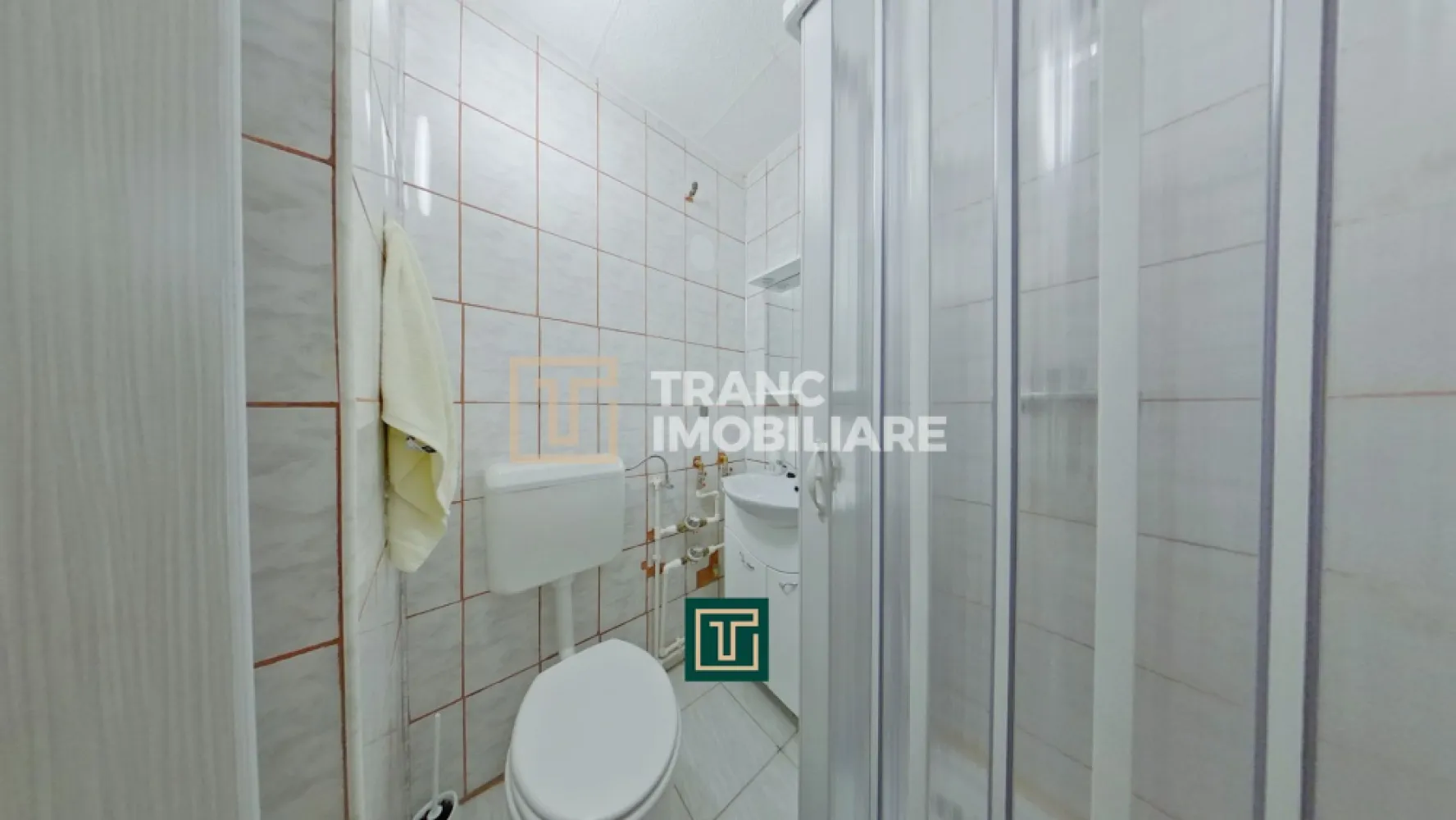 Garsonieră de închiriat – ideală pentru birou, acces din stradă, zonă Podgoria - Vă propunem spre închiriere o garsonieră confort 1, situată în cartierul Podgoria din Arad, la parterul unui imobil cu 4 etaje, având o suprafață utilă de 28 mp (34 mp construiți). Proprietatea este bine compartimentată și cuprinde o cameră principală, bucătărie, baie și balcon, fiind optimizată pentru desfășurarea activităților profesionale.

Garsoniera este renovată, îngrijită și se remarcă printr-un avantaj major: acces dublu, atât din interiorul blocului, cât și direct din exterior, prin balcon, ceea ce o face ideală pentru activități precum birou de contabilitate, cabinet de psihologie, salon de manichiură/pedichiură sau alte servicii profesionale.

Spațiul este conceput special pentru utilizare ca birou, oferind un cadru practic și accesibil pentru clienți. Încălzirea se realizează prin sistem CET, asigurând costuri eficiente de întreținere.

Locația este excelentă, cu acces rapid la multiple puncte de interes: benzinărie, autogară, farmacii, hypermarketuri, magazine alimentare, parc, lac și Spitalul Județean. Zona este bine conectată și ușor accesibilă, un plus important pentru orice activitate comercială.

Această proprietate reprezintă o oportunitate foarte bună pentru cei care caută un spațiu de lucru bine poziționat, cu acces facil și vizibilitate crescută.

Garanție: echivalentul a 2 luni de chirie.