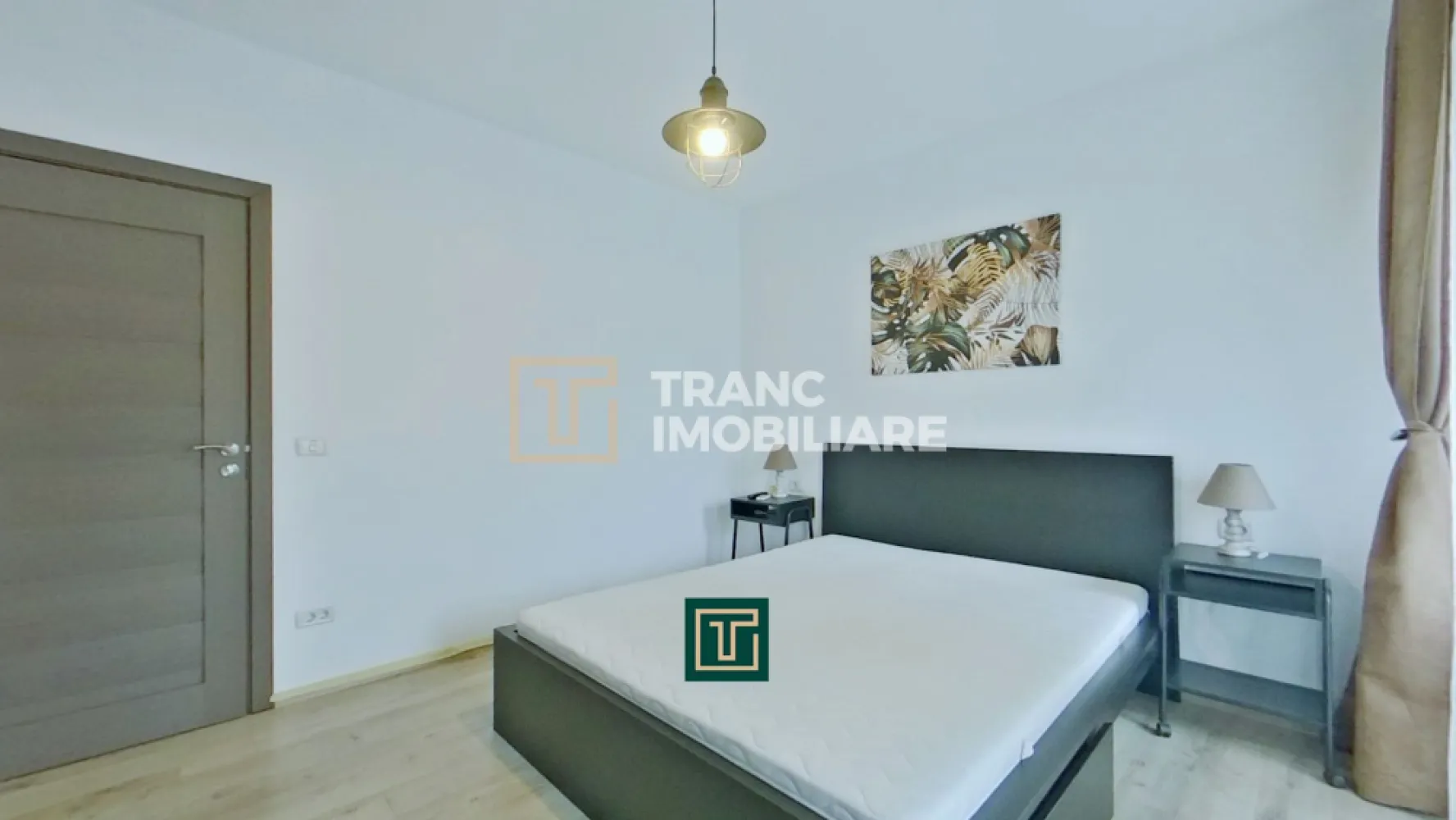Apartament 3 camere de închiriat în Arad – Micălaca, Malul Mureșului | Bloc nou, - Vă propunem spre închiriere un apartament modern cu 3 camere, situat în cartierul Micălaca din Arad, chiar în apropierea Malului Mureșului – o zonă liniștită, verde și foarte apreciată pentru confortul oferit.

Locuința are o suprafață utilă de 58 mp (70 mp construiți) și este compartimentată semidecomandat, fiind compusă din 2 dormitoare, un living spațios, bucătărie separată, baie și balcon. Apartamentul este situat la etajul 2 din 4, într-un bloc construit în 2017, ceea ce garantează un standard ridicat de confort și eficiență.

Proprietatea se remarcă prin finisaje moderne și dotări complete: centrală termică proprie pe gaz, aer condiționat, mobilier modern și construcție din BCA, oferind un ambient plăcut și eficient din punct de vedere energetic.

Unul dintre cele mai mari avantaje este locația excelentă – la doar câțiva pași de Malul Mureșului, ideal pentru plimbări și relaxare, dar și aproape de facultate, parcuri, restaurante, farmacii și alte facilități importante pentru viața de zi cu zi.

Apartamentul este ideal pentru o familie sau un cuplu care își dorește liniște, confort și acces rapid către toate punctele de interes.

Pentru mai multe informații sau programarea unei vizionări, vă stăm cu drag la dispoziție!