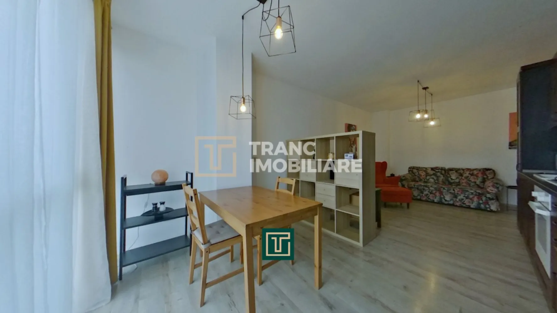 Apartament 3 camere de închiriat în Arad – Micălaca, Malul Mureșului | Bloc nou, - Vă propunem spre închiriere un apartament modern cu 3 camere, situat în cartierul Micălaca din Arad, chiar în apropierea Malului Mureșului – o zonă liniștită, verde și foarte apreciată pentru confortul oferit.

Locuința are o suprafață utilă de 58 mp (70 mp construiți) și este compartimentată semidecomandat, fiind compusă din 2 dormitoare, un living spațios, bucătărie separată, baie și balcon. Apartamentul este situat la etajul 2 din 4, într-un bloc construit în 2017, ceea ce garantează un standard ridicat de confort și eficiență.

Proprietatea se remarcă prin finisaje moderne și dotări complete: centrală termică proprie pe gaz, aer condiționat, mobilier modern și construcție din BCA, oferind un ambient plăcut și eficient din punct de vedere energetic.

Unul dintre cele mai mari avantaje este locația excelentă – la doar câțiva pași de Malul Mureșului, ideal pentru plimbări și relaxare, dar și aproape de facultate, parcuri, restaurante, farmacii și alte facilități importante pentru viața de zi cu zi.

Apartamentul este ideal pentru o familie sau un cuplu care își dorește liniște, confort și acces rapid către toate punctele de interes.

Pentru mai multe informații sau programarea unei vizionări, vă stăm cu drag la dispoziție!