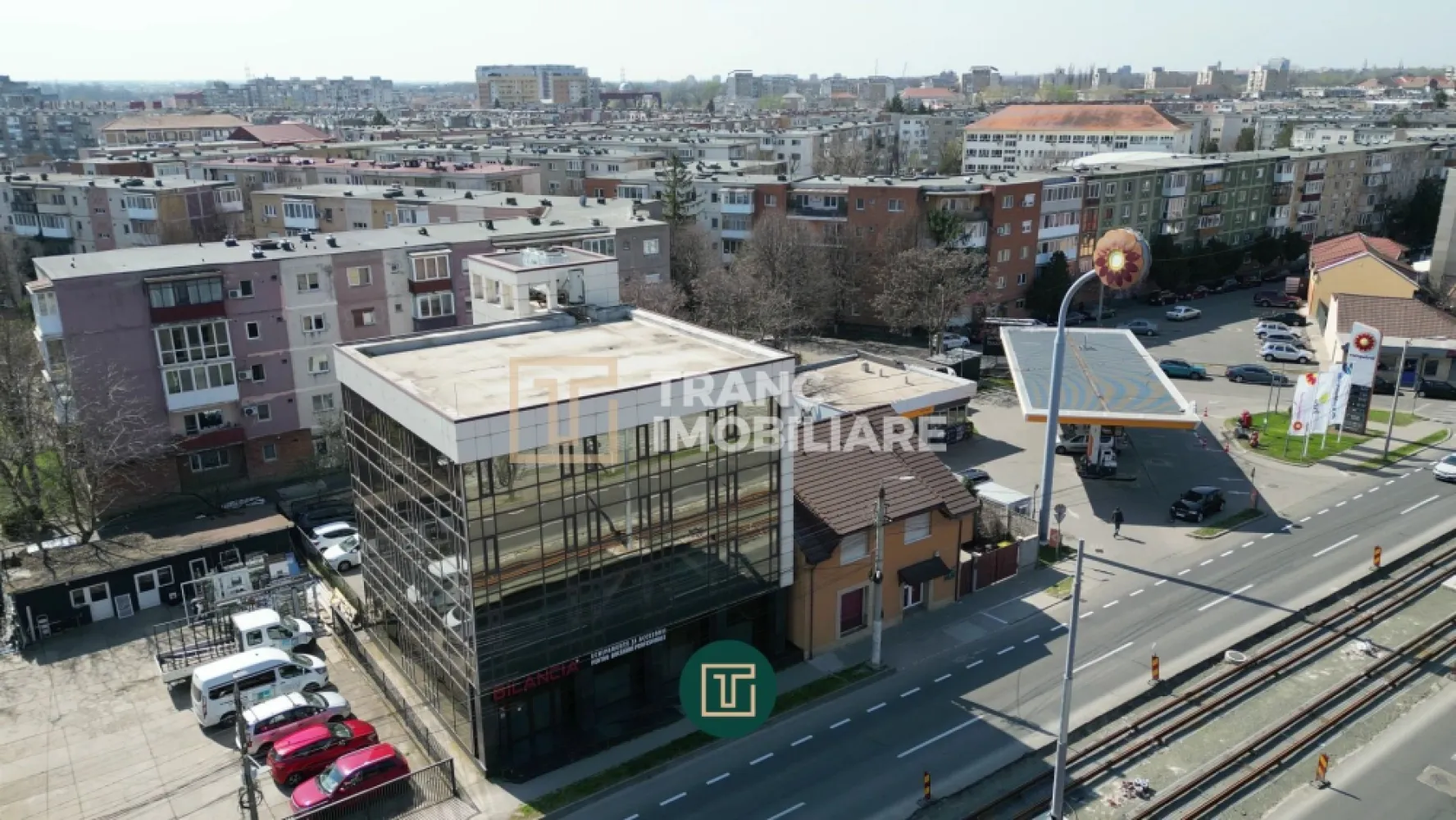 Clădire premium cu fațadă integral vitrată – oportunitate unică in Arad - Această proprietate nu este doar o clădire de birouri, ci un imobil cu identitate arhitecturală puternică, conceput pentru a oferi vizibilitate, prestigiu și funcționalitate pentru afaceri moderne.
Într-un oraș în care majoritatea clădirilor de birouri sunt construcții clasice, această proprietate se remarcă printr-un element extrem de valoros pentru imaginea unei companii: fațada extinsă din sticlă și profile de aluminiu.
Clădirile cu o astfel de arhitectură sunt foarte puține în Arad, iar dimensiunea și configurația acesteia o transformă într-un imobil care se impune vizual și transmite profesionalism încă de la primul contact.
Achiziționarea acestei clădiri nu înseamnă doar cumpărarea unui spațiu, ci dobândirea unui statut și a unei prezențe puternice în mediul de business al orașului.
Arhitectură modernă și imagine corporativă puternică
Clădirea este construită în regim Demisol + Parter + 3 Etaje și dispune de
1.049,70 mp suprafață construită
Fațadele principale sunt realizate din sticlă cu profile de aluminiu, oferind:
lumină naturală abundentă în interior
o imagine modernă și elegantă
vizibilitate excelentă pentru orice companie care își desfășoară activitatea aici
Celelalte fațade sunt placate cu panouri Alucobond de 0,6 mm, ceea ce completează designul contemporan și oferă rezistență și durabilitate.
Pentru orice companie, sediul reprezintă o extensie a identității sale. O clădire de acest tip transmite stabilitate, modernitate și profesionalism, consolidând imaginea în fața partenerilor și clienților.
Spațiu generos și organizare eficientă
Suprafața utilă de 886,28 mp permite organizarea eficientă a activităților pe mai multe niveluri.Parterul beneficiază de o înălțime interioară de 3,37 metri, ceea ce îl face ideal pentru recepție, showroom sau spații de relații cu publicul.
Etajele au un regim de inalme de 2,55 metri, o dimensiune optimă pentru spații de birouri moderne, cabinet medicale profesionale sau spații administrative.
Structura pe niveluri permite atât utilizarea clădirii ca sediu integral pentru o companie, cât și împărțirea acesteia pe etaje pentru chiriași diferiți.
Construcție solidă și infrastructură tehnică modernă
Clădirea este realizată pe o structură robustă compusă dinzidărie BCA, grinzi metalice si grinzi din beton armat monolit cu dimensiunea de 47,5 × 32 cm.
Confortul interior este asigurat de un sistem modern de climatizare compus din chiller si 7 ventiloconvectoare montate în tavan reglabile individual pe fiecare etaj.
Acest sistem permite distribuția uniformă a aerului și menținerea unei temperaturi optime pe tot parcursul anului.
Accesul între niveluri este realizat prin-un lift modern , care crește confortul și accesibilitatea clădirii.
Vizibilitate și acces pe o arteră importantă
Clădirea este amplasată pe Calea Radnei, una dintre arterele importante ale orașului Arad, caracterizată prin trafic intens și acces rapid către zone comerciale, instituții și centre de servicii.
Această poziționare oferă un avantaj major pentru orice activitate care depinde de vizibilitate, accesibilitate pentru clienți si flux constant de oameni.
Proprietatea dispune de 8 locuri de parcare private și împrejmuite, un avantaj semnificativ pentru angajați și clienți.
Datorită compartimentării eficiente, suprafeței generoase și arhitecturii moderne, această clădire se adaptează cu ușurință mai multor tipuri de activitate, oferind un cadru optim atât pentru desfășurarea activității, cât și pentru dezvoltare pe termen lung.
Spațiile permit amenajarea confortabilă a unei clinici medicale moderne, birourilor și zonelor administrative, iar organizarea pe etaje facilitează separarea fluxurilor de lucru sau a circuitelor funcționale. Liftul asigură acces facil între niveluri, contribuind la confortul angajaților, clienților sau a pacienților.
Clădirile moderne de acest tip sunt extrem de căutate de companii care doresc spații reprezentative pentru activitatea lor.
Un imobil care oferă statut și vizibilitate
Clădirile cu fațadă vitrată de asemenea dimensiuni sunt extrem de puține în Arad.
Deținerea unei astfel de proprietăți oferă nu doar un spațiu de lucru sau o investiție, ci un simbol de stabilitate, modernitate și succes în mediul de business.
Această proprietate reprezintă o oportunitate unică pentru companii sau investitori care doresc un imobil reprezentativ, cu vizibilitate puternică și potențial de creștere pe termen lung.
Cladirea are si statie de incarcare auto electrica in proximitatea a 10 metri!

Dacă sunteți în căutarea unei proprietăți care să vă diferențieze și să vă susțină dezvoltarea pe termen lung, această clădire este alegerea potrivită.

Pretul este + TVA