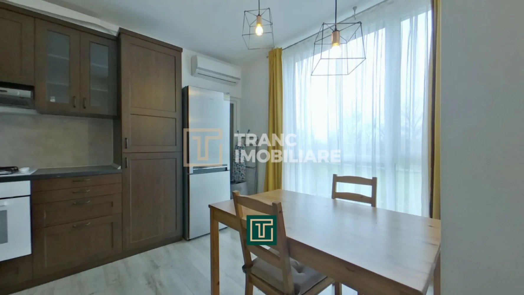 Apartament 3 camere de închiriat în Arad – Micălaca, Malul Mureșului | Bloc nou, - Vă propunem spre închiriere un apartament modern cu 3 camere, situat în cartierul Micălaca din Arad, chiar în apropierea Malului Mureșului – o zonă liniștită, verde și foarte apreciată pentru confortul oferit.

Locuința are o suprafață utilă de 58 mp (70 mp construiți) și este compartimentată semidecomandat, fiind compusă din 2 dormitoare, un living spațios, bucătărie separată, baie și balcon. Apartamentul este situat la etajul 2 din 4, într-un bloc construit în 2017, ceea ce garantează un standard ridicat de confort și eficiență.

Proprietatea se remarcă prin finisaje moderne și dotări complete: centrală termică proprie pe gaz, aer condiționat, mobilier modern și construcție din BCA, oferind un ambient plăcut și eficient din punct de vedere energetic.

Unul dintre cele mai mari avantaje este locația excelentă – la doar câțiva pași de Malul Mureșului, ideal pentru plimbări și relaxare, dar și aproape de facultate, parcuri, restaurante, farmacii și alte facilități importante pentru viața de zi cu zi.

Apartamentul este ideal pentru o familie sau un cuplu care își dorește liniște, confort și acces rapid către toate punctele de interes.

Pentru mai multe informații sau programarea unei vizionări, vă stăm cu drag la dispoziție!