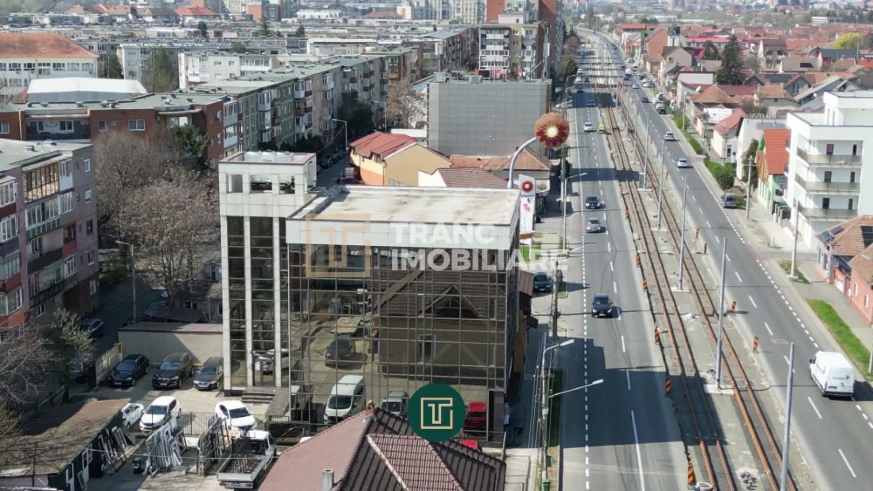 Clădire premium cu fațadă integral vitrată – oportunitate unică in Arad - Această proprietate nu este doar o clădire de birouri, ci un imobil cu identitate arhitecturală puternică, conceput pentru a oferi vizibilitate, prestigiu și funcționalitate pentru afaceri moderne.
Într-un oraș în care majoritatea clădirilor de birouri sunt construcții clasice, această proprietate se remarcă printr-un element extrem de valoros pentru imaginea unei companii: fațada extinsă din sticlă și profile de aluminiu.
Clădirile cu o astfel de arhitectură sunt foarte puține în Arad, iar dimensiunea și configurația acesteia o transformă într-un imobil care se impune vizual și transmite profesionalism încă de la primul contact.
Achiziționarea acestei clădiri nu înseamnă doar cumpărarea unui spațiu, ci dobândirea unui statut și a unei prezențe puternice în mediul de business al orașului.
Arhitectură modernă și imagine corporativă puternică
Clădirea este construită în regim Demisol + Parter + 3 Etaje și dispune de
1.049,70 mp suprafață construită
Fațadele principale sunt realizate din sticlă cu profile de aluminiu, oferind:
lumină naturală abundentă în interior
o imagine modernă și elegantă
vizibilitate excelentă pentru orice companie care își desfășoară activitatea aici
Celelalte fațade sunt placate cu panouri Alucobond de 0,6 mm, ceea ce completează designul contemporan și oferă rezistență și durabilitate.
Pentru orice companie, sediul reprezintă o extensie a identității sale. O clădire de acest tip transmite stabilitate, modernitate și profesionalism, consolidând imaginea în fața partenerilor și clienților.
Spațiu generos și organizare eficientă
Suprafața utilă de 886,28 mp permite organizarea eficientă a activităților pe mai multe niveluri.Parterul beneficiază de o înălțime interioară de 3,37 metri, ceea ce îl face ideal pentru recepție, showroom sau spații de relații cu publicul.
Etajele au un regim de inalme de 2,55 metri, o dimensiune optimă pentru spații de birouri moderne, cabinet medicale profesionale sau spații administrative.
Structura pe niveluri permite atât utilizarea clădirii ca sediu integral pentru o companie, cât și împărțirea acesteia pe etaje pentru chiriași diferiți.
Construcție solidă și infrastructură tehnică modernă
Clădirea este realizată pe o structură robustă compusă dinzidărie BCA, grinzi metalice si grinzi din beton armat monolit cu dimensiunea de 47,5 × 32 cm.
Confortul interior este asigurat de un sistem modern de climatizare compus din chiller si 7 ventiloconvectoare montate în tavan reglabile individual pe fiecare etaj.
Acest sistem permite distribuția uniformă a aerului și menținerea unei temperaturi optime pe tot parcursul anului.
Accesul între niveluri este realizat prin-un lift modern , care crește confortul și accesibilitatea clădirii.
Vizibilitate și acces pe o arteră importantă
Clădirea este amplasată pe Calea Radnei, una dintre arterele importante ale orașului Arad, caracterizată prin trafic intens și acces rapid către zone comerciale, instituții și centre de servicii.
Această poziționare oferă un avantaj major pentru orice activitate care depinde de vizibilitate, accesibilitate pentru clienți si flux constant de oameni.
Proprietatea dispune de 8 locuri de parcare private și împrejmuite, un avantaj semnificativ pentru angajați și clienți.
Datorită compartimentării eficiente, suprafeței generoase și arhitecturii moderne, această clădire se adaptează cu ușurință mai multor tipuri de activitate, oferind un cadru optim atât pentru desfășurarea activității, cât și pentru dezvoltare pe termen lung.
Spațiile permit amenajarea confortabilă a unei clinici medicale moderne, birourilor și zonelor administrative, iar organizarea pe etaje facilitează separarea fluxurilor de lucru sau a circuitelor funcționale. Liftul asigură acces facil între niveluri, contribuind la confortul angajaților, clienților sau a pacienților.
Clădirile moderne de acest tip sunt extrem de căutate de companii care doresc spații reprezentative pentru activitatea lor.
Un imobil care oferă statut și vizibilitate
Clădirile cu fațadă vitrată de asemenea dimensiuni sunt extrem de puține în Arad.
Deținerea unei astfel de proprietăți oferă nu doar un spațiu de lucru sau o investiție, ci un simbol de stabilitate, modernitate și succes în mediul de business.
Această proprietate reprezintă o oportunitate unică pentru companii sau investitori care doresc un imobil reprezentativ, cu vizibilitate puternică și potențial de creștere pe termen lung.
Cladirea are si statie de incarcare auto electrica in proximitatea a 10 metri!

Dacă sunteți în căutarea unei proprietăți care să vă diferențieze și să vă susțină dezvoltarea pe termen lung, această clădire este alegerea potrivită.

Pretul este + TVA