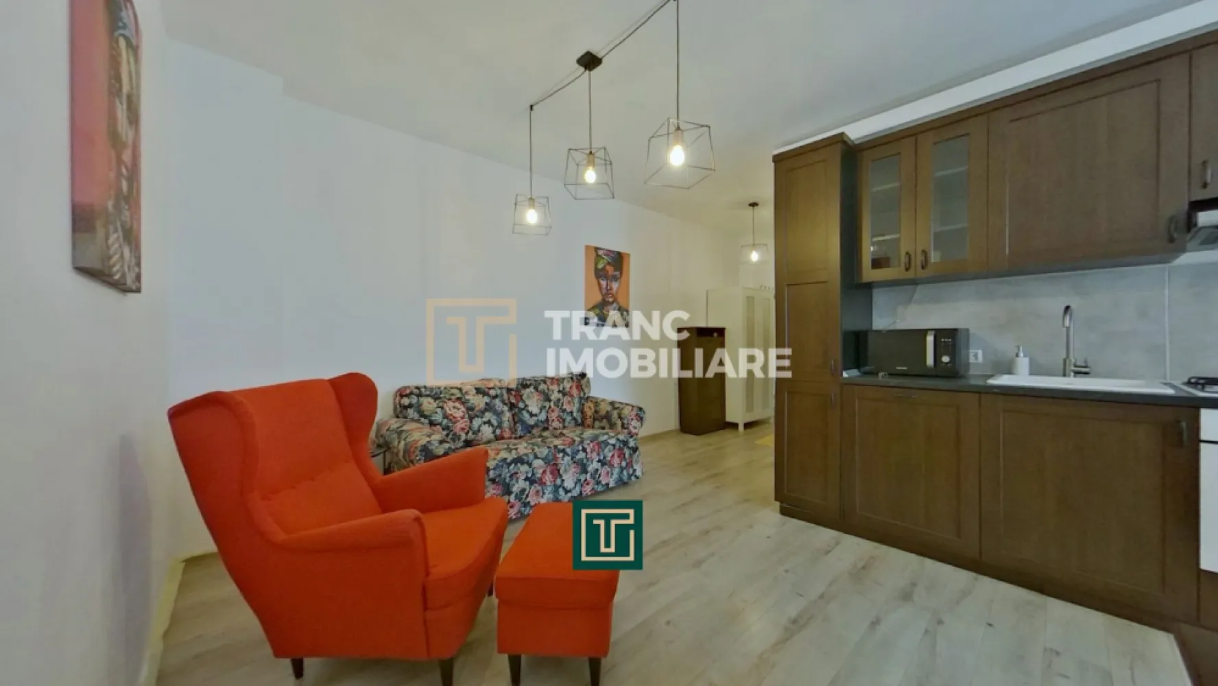 Apartament 3 camere de închiriat în Arad – Micălaca, Malul Mureșului | Bloc nou, - Vă propunem spre închiriere un apartament modern cu 3 camere, situat în cartierul Micălaca din Arad, chiar în apropierea Malului Mureșului – o zonă liniștită, verde și foarte apreciată pentru confortul oferit.

Locuința are o suprafață utilă de 58 mp (70 mp construiți) și este compartimentată semidecomandat, fiind compusă din 2 dormitoare, un living spațios, bucătărie separată, baie și balcon. Apartamentul este situat la etajul 2 din 4, într-un bloc construit în 2017, ceea ce garantează un standard ridicat de confort și eficiență.

Proprietatea se remarcă prin finisaje moderne și dotări complete: centrală termică proprie pe gaz, aer condiționat, mobilier modern și construcție din BCA, oferind un ambient plăcut și eficient din punct de vedere energetic.

Unul dintre cele mai mari avantaje este locația excelentă – la doar câțiva pași de Malul Mureșului, ideal pentru plimbări și relaxare, dar și aproape de facultate, parcuri, restaurante, farmacii și alte facilități importante pentru viața de zi cu zi.

Apartamentul este ideal pentru o familie sau un cuplu care își dorește liniște, confort și acces rapid către toate punctele de interes.

Pentru mai multe informații sau programarea unei vizionări, vă stăm cu drag la dispoziție!