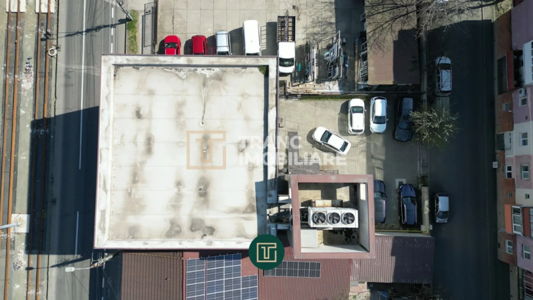 Clădire premium cu fațadă integral vitrată – oportunitate unică in Arad - Această proprietate nu este doar o clădire de birouri, ci un imobil cu identitate arhitecturală puternică, conceput pentru a oferi vizibilitate, prestigiu și funcționalitate pentru afaceri moderne.
Într-un oraș în care majoritatea clădirilor de birouri sunt construcții clasice, această proprietate se remarcă printr-un element extrem de valoros pentru imaginea unei companii: fațada extinsă din sticlă și profile de aluminiu.
Clădirile cu o astfel de arhitectură sunt foarte puține în Arad, iar dimensiunea și configurația acesteia o transformă într-un imobil care se impune vizual și transmite profesionalism încă de la primul contact.
Achiziționarea acestei clădiri nu înseamnă doar cumpărarea unui spațiu, ci dobândirea unui statut și a unei prezențe puternice în mediul de business al orașului.
Arhitectură modernă și imagine corporativă puternică
Clădirea este construită în regim Demisol + Parter + 3 Etaje și dispune de
1.049,70 mp suprafață construită
Fațadele principale sunt realizate din sticlă cu profile de aluminiu, oferind:
lumină naturală abundentă în interior
o imagine modernă și elegantă
vizibilitate excelentă pentru orice companie care își desfășoară activitatea aici
Celelalte fațade sunt placate cu panouri Alucobond de 0,6 mm, ceea ce completează designul contemporan și oferă rezistență și durabilitate.
Pentru orice companie, sediul reprezintă o extensie a identității sale. O clădire de acest tip transmite stabilitate, modernitate și profesionalism, consolidând imaginea în fața partenerilor și clienților.
Spațiu generos și organizare eficientă
Suprafața utilă de 886,28 mp permite organizarea eficientă a activităților pe mai multe niveluri.Parterul beneficiază de o înălțime interioară de 3,37 metri, ceea ce îl face ideal pentru recepție, showroom sau spații de relații cu publicul.
Etajele au un regim de inalme de 2,55 metri, o dimensiune optimă pentru spații de birouri moderne, cabinet medicale profesionale sau spații administrative.
Structura pe niveluri permite atât utilizarea clădirii ca sediu integral pentru o companie, cât și împărțirea acesteia pe etaje pentru chiriași diferiți.
Construcție solidă și infrastructură tehnică modernă
Clădirea este realizată pe o structură robustă compusă dinzidărie BCA, grinzi metalice si grinzi din beton armat monolit cu dimensiunea de 47,5 × 32 cm.
Confortul interior este asigurat de un sistem modern de climatizare compus din chiller si 7 ventiloconvectoare montate în tavan reglabile individual pe fiecare etaj.
Acest sistem permite distribuția uniformă a aerului și menținerea unei temperaturi optime pe tot parcursul anului.
Accesul între niveluri este realizat prin-un lift modern , care crește confortul și accesibilitatea clădirii.
Vizibilitate și acces pe o arteră importantă
Clădirea este amplasată pe Calea Radnei, una dintre arterele importante ale orașului Arad, caracterizată prin trafic intens și acces rapid către zone comerciale, instituții și centre de servicii.
Această poziționare oferă un avantaj major pentru orice activitate care depinde de vizibilitate, accesibilitate pentru clienți si flux constant de oameni.
Proprietatea dispune de 8 locuri de parcare private și împrejmuite, un avantaj semnificativ pentru angajați și clienți.
Datorită compartimentării eficiente, suprafeței generoase și arhitecturii moderne, această clădire se adaptează cu ușurință mai multor tipuri de activitate, oferind un cadru optim atât pentru desfășurarea activității, cât și pentru dezvoltare pe termen lung.
Spațiile permit amenajarea confortabilă a unei clinici medicale moderne, birourilor și zonelor administrative, iar organizarea pe etaje facilitează separarea fluxurilor de lucru sau a circuitelor funcționale. Liftul asigură acces facil între niveluri, contribuind la confortul angajaților, clienților sau a pacienților.
Clădirile moderne de acest tip sunt extrem de căutate de companii care doresc spații reprezentative pentru activitatea lor.
Un imobil care oferă statut și vizibilitate
Clădirile cu fațadă vitrată de asemenea dimensiuni sunt extrem de puține în Arad.
Deținerea unei astfel de proprietăți oferă nu doar un spațiu de lucru sau o investiție, ci un simbol de stabilitate, modernitate și succes în mediul de business.
Această proprietate reprezintă o oportunitate unică pentru companii sau investitori care doresc un imobil reprezentativ, cu vizibilitate puternică și potențial de creștere pe termen lung.
Cladirea are si statie de incarcare auto electrica in proximitatea a 10 metri!

Dacă sunteți în căutarea unei proprietăți care să vă diferențieze și să vă susțină dezvoltarea pe termen lung, această clădire este alegerea potrivită.

Pretul este + TVA