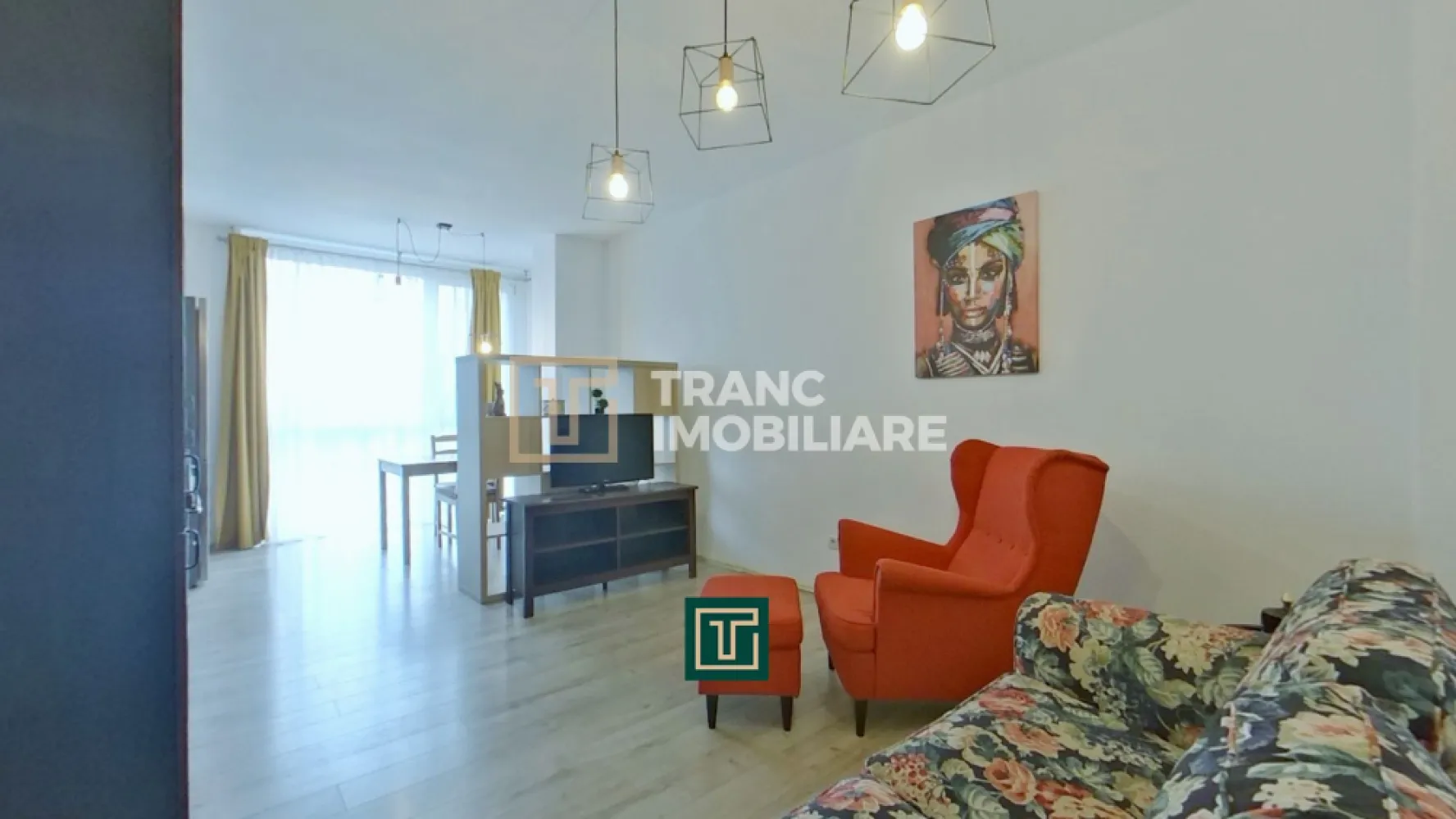 Apartament 3 camere de închiriat în Arad – Micălaca, Malul Mureșului | Bloc nou, - Vă propunem spre închiriere un apartament modern cu 3 camere, situat în cartierul Micălaca din Arad, chiar în apropierea Malului Mureșului – o zonă liniștită, verde și foarte apreciată pentru confortul oferit.

Locuința are o suprafață utilă de 58 mp (70 mp construiți) și este compartimentată semidecomandat, fiind compusă din 2 dormitoare, un living spațios, bucătărie separată, baie și balcon. Apartamentul este situat la etajul 2 din 4, într-un bloc construit în 2017, ceea ce garantează un standard ridicat de confort și eficiență.

Proprietatea se remarcă prin finisaje moderne și dotări complete: centrală termică proprie pe gaz, aer condiționat, mobilier modern și construcție din BCA, oferind un ambient plăcut și eficient din punct de vedere energetic.

Unul dintre cele mai mari avantaje este locația excelentă – la doar câțiva pași de Malul Mureșului, ideal pentru plimbări și relaxare, dar și aproape de facultate, parcuri, restaurante, farmacii și alte facilități importante pentru viața de zi cu zi.

Apartamentul este ideal pentru o familie sau un cuplu care își dorește liniște, confort și acces rapid către toate punctele de interes.

Pentru mai multe informații sau programarea unei vizionări, vă stăm cu drag la dispoziție!