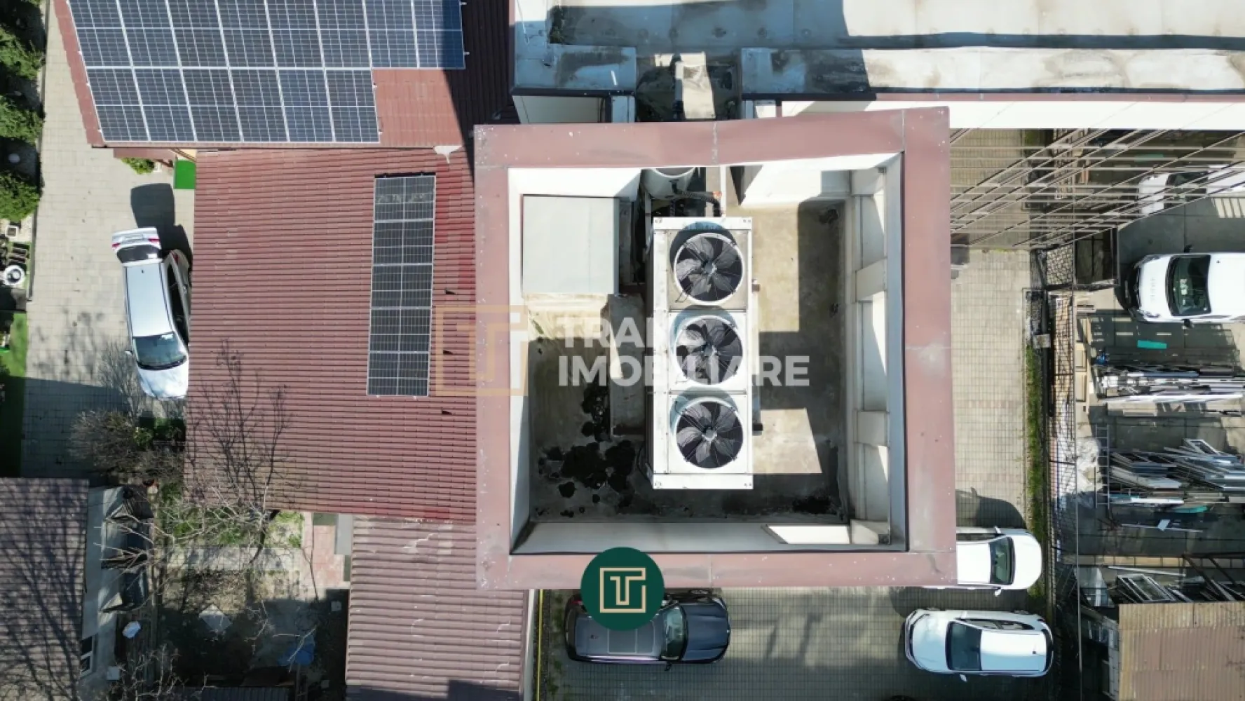 Clădire premium cu fațadă integral vitrată – oportunitate unică in Arad - Această proprietate nu este doar o clădire de birouri, ci un imobil cu identitate arhitecturală puternică, conceput pentru a oferi vizibilitate, prestigiu și funcționalitate pentru afaceri moderne.
Într-un oraș în care majoritatea clădirilor de birouri sunt construcții clasice, această proprietate se remarcă printr-un element extrem de valoros pentru imaginea unei companii: fațada extinsă din sticlă și profile de aluminiu.
Clădirile cu o astfel de arhitectură sunt foarte puține în Arad, iar dimensiunea și configurația acesteia o transformă într-un imobil care se impune vizual și transmite profesionalism încă de la primul contact.
Achiziționarea acestei clădiri nu înseamnă doar cumpărarea unui spațiu, ci dobândirea unui statut și a unei prezențe puternice în mediul de business al orașului.
Arhitectură modernă și imagine corporativă puternică
Clădirea este construită în regim Demisol + Parter + 3 Etaje și dispune de
1.049,70 mp suprafață construită
Fațadele principale sunt realizate din sticlă cu profile de aluminiu, oferind:
lumină naturală abundentă în interior
o imagine modernă și elegantă
vizibilitate excelentă pentru orice companie care își desfășoară activitatea aici
Celelalte fațade sunt placate cu panouri Alucobond de 0,6 mm, ceea ce completează designul contemporan și oferă rezistență și durabilitate.
Pentru orice companie, sediul reprezintă o extensie a identității sale. O clădire de acest tip transmite stabilitate, modernitate și profesionalism, consolidând imaginea în fața partenerilor și clienților.
Spațiu generos și organizare eficientă
Suprafața utilă de 886,28 mp permite organizarea eficientă a activităților pe mai multe niveluri.Parterul beneficiază de o înălțime interioară de 3,37 metri, ceea ce îl face ideal pentru recepție, showroom sau spații de relații cu publicul.
Etajele au un regim de inalme de 2,55 metri, o dimensiune optimă pentru spații de birouri moderne, cabinet medicale profesionale sau spații administrative.
Structura pe niveluri permite atât utilizarea clădirii ca sediu integral pentru o companie, cât și împărțirea acesteia pe etaje pentru chiriași diferiți.
Construcție solidă și infrastructură tehnică modernă
Clădirea este realizată pe o structură robustă compusă dinzidărie BCA, grinzi metalice si grinzi din beton armat monolit cu dimensiunea de 47,5 × 32 cm.
Confortul interior este asigurat de un sistem modern de climatizare compus din chiller si 7 ventiloconvectoare montate în tavan reglabile individual pe fiecare etaj.
Acest sistem permite distribuția uniformă a aerului și menținerea unei temperaturi optime pe tot parcursul anului.
Accesul între niveluri este realizat prin-un lift modern , care crește confortul și accesibilitatea clădirii.
Vizibilitate și acces pe o arteră importantă
Clădirea este amplasată pe Calea Radnei, una dintre arterele importante ale orașului Arad, caracterizată prin trafic intens și acces rapid către zone comerciale, instituții și centre de servicii.
Această poziționare oferă un avantaj major pentru orice activitate care depinde de vizibilitate, accesibilitate pentru clienți si flux constant de oameni.
Proprietatea dispune de 8 locuri de parcare private și împrejmuite, un avantaj semnificativ pentru angajați și clienți.
Datorită compartimentării eficiente, suprafeței generoase și arhitecturii moderne, această clădire se adaptează cu ușurință mai multor tipuri de activitate, oferind un cadru optim atât pentru desfășurarea activității, cât și pentru dezvoltare pe termen lung.
Spațiile permit amenajarea confortabilă a unei clinici medicale moderne, birourilor și zonelor administrative, iar organizarea pe etaje facilitează separarea fluxurilor de lucru sau a circuitelor funcționale. Liftul asigură acces facil între niveluri, contribuind la confortul angajaților, clienților sau a pacienților.
Clădirile moderne de acest tip sunt extrem de căutate de companii care doresc spații reprezentative pentru activitatea lor.
Un imobil care oferă statut și vizibilitate
Clădirile cu fațadă vitrată de asemenea dimensiuni sunt extrem de puține în Arad.
Deținerea unei astfel de proprietăți oferă nu doar un spațiu de lucru sau o investiție, ci un simbol de stabilitate, modernitate și succes în mediul de business.
Această proprietate reprezintă o oportunitate unică pentru companii sau investitori care doresc un imobil reprezentativ, cu vizibilitate puternică și potențial de creștere pe termen lung.
Cladirea are si statie de incarcare auto electrica in proximitatea a 10 metri!

Dacă sunteți în căutarea unei proprietăți care să vă diferențieze și să vă susțină dezvoltarea pe termen lung, această clădire este alegerea potrivită.

Pretul este + TVA