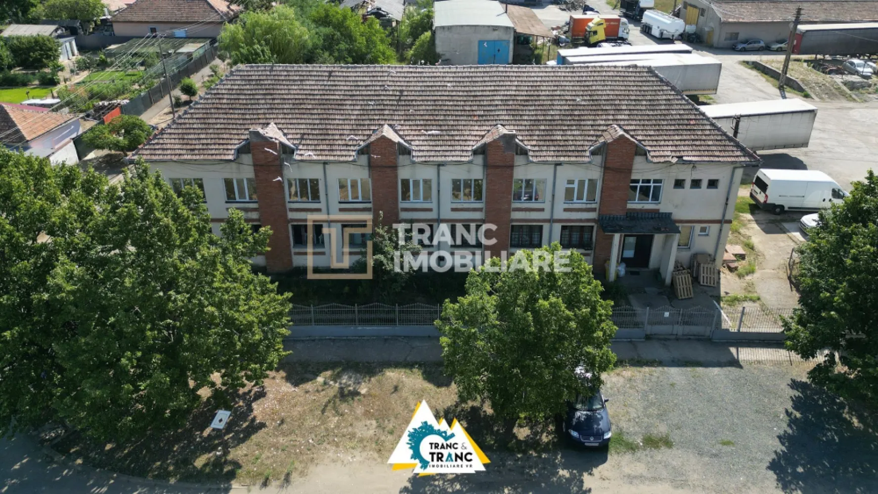 Clădire împunătoare de 540 mp pe 2 nivele în Sânnicolau Mic - Într-o zonă industrială aflată în plină expansiune, în Sânnicolau Mic, poți descoperi o clădire impunătoare, solidă și plină de potențial disponibilă la vânzare în exclusivitate prin Agenția Tranc Imobiliare. Construită pe piloni de beton, cu pereți din cărămidă și geamuri termopan, ea poartă în structura sa siguranța unei investiții de durată.

Poziția sa nu este întâmplătoare – se află în Sannicolau la intersecția a două străzi cu fronturi stradale de 9 ml la o strada și 30 ml la cealata strada care duce direct către noua centură a orașului. Clădirea se află într-o zonă unde prezentul se întâlnește cu viitorul și unde fiecare metru pătrat promite valoare în creștere.

Spațiul este generos de 540 mp desfășurați pe parter și etaj. La parter întâlnim, două încăperi vaste de depozitare de 90 mp fiecare, birou, grup sanitar și casa scării care așteaptă să își continue rolul funcțional. La etaj vom găsi, o sală deschisă de aproape 200 mp, completată de bucătărie, 2 holuri, grup sanitar și casa scării. În prezent, etajul își așteaptă următorul destin – poate o sală de sport, poate un atelier de creație, poate birouri moderne. În trecut a găzduit croitorii, antrenamente de judo, iar astăzi este pregătită să se reinventeze. Clădirea este ocupată de chiriașii existenți de la parter și își deschide orizontul pentru noi povești la etaj. 

Cu toate utilitățile la îndemână – curent trifazic, gaz, apă, canalizare, încălzire centrală – ea poate deveni ceea ce viitorul proprietar își dorește: spațiu de producție, depozitare, centru de fitness sau un sediu impunător de companie. În curte sau in fața clădirii exista posibilitate de parcare a autoturismelor sau a mașinilor de transport marfa.

Aici vei cumpăra mai mult decât ziduri. Cumperi o oportunitate sigură, o investiție ce promite profit și creștere odată cu dezvoltarea zonei și modernizarea accesului către centură.

Această clădire nu te așteaptă. Ea își caută următorul stăpân care să vadă dincolo de pereți, să simtă potențialul și să îl transforme în realitate.
Sună acum și descoperă cum această poveste poate deveni a ta.

Pretul afisat nu contine TVA