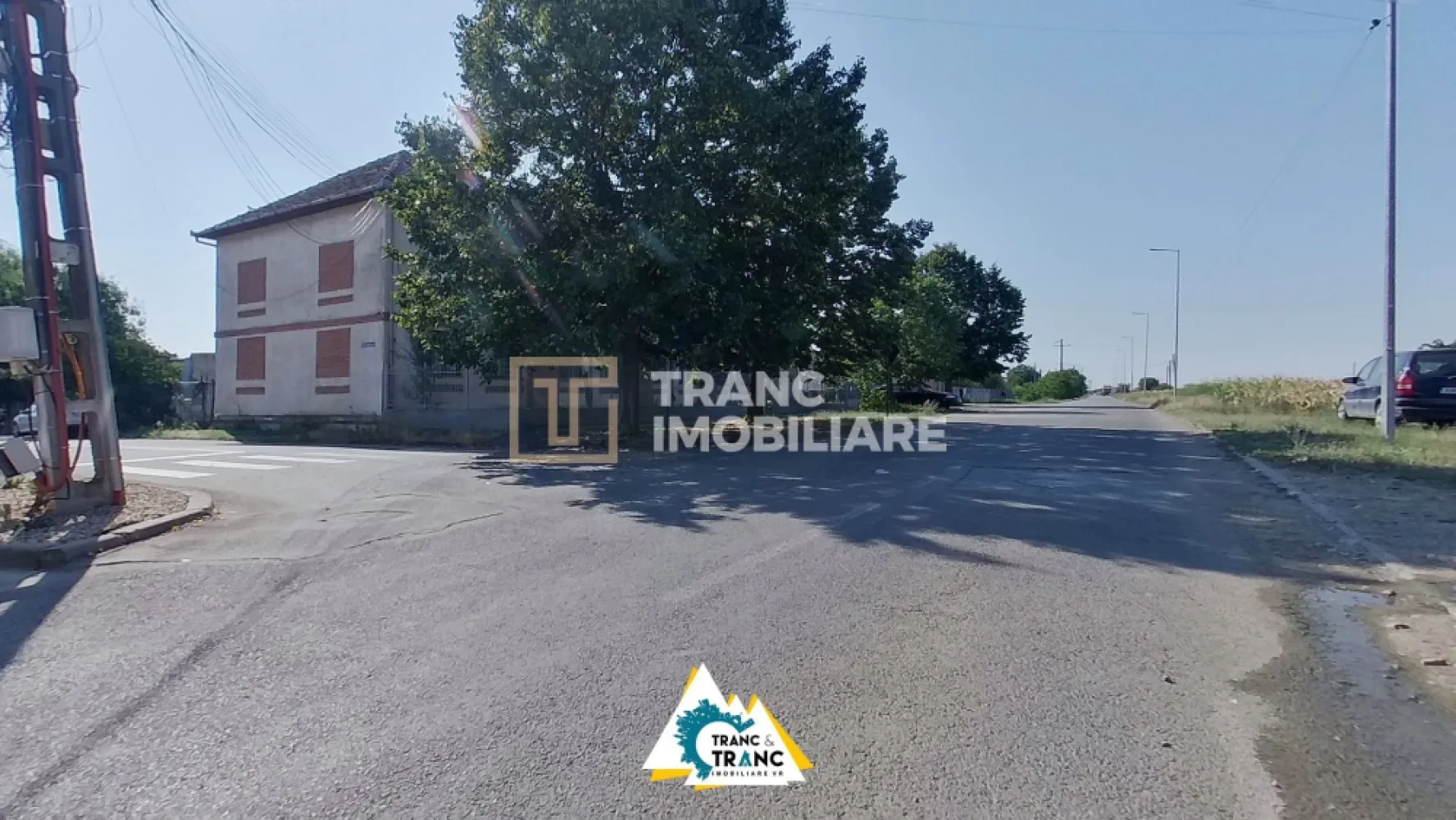 Clădire împunătoare de 540 mp pe 2 nivele în Sânnicolau Mic - Într-o zonă industrială aflată în plină expansiune, în Sânnicolau Mic, poți descoperi o clădire impunătoare, solidă și plină de potențial disponibilă la vânzare în exclusivitate prin Agenția Tranc Imobiliare. Construită pe piloni de beton, cu pereți din cărămidă și geamuri termopan, ea poartă în structura sa siguranța unei investiții de durată.

Poziția sa nu este întâmplătoare – se află în Sannicolau la intersecția a două străzi cu fronturi stradale de 9 ml la o strada și 30 ml la cealata strada care duce direct către noua centură a orașului. Clădirea se află într-o zonă unde prezentul se întâlnește cu viitorul și unde fiecare metru pătrat promite valoare în creștere.

Spațiul este generos de 540 mp desfășurați pe parter și etaj. La parter întâlnim, două încăperi vaste de depozitare de 90 mp fiecare, birou, grup sanitar și casa scării care așteaptă să își continue rolul funcțional. La etaj vom găsi, o sală deschisă de aproape 200 mp, completată de bucătărie, 2 holuri, grup sanitar și casa scării. În prezent, etajul își așteaptă următorul destin – poate o sală de sport, poate un atelier de creație, poate birouri moderne. În trecut a găzduit croitorii, antrenamente de judo, iar astăzi este pregătită să se reinventeze. Clădirea este ocupată de chiriașii existenți de la parter și își deschide orizontul pentru noi povești la etaj. 

Cu toate utilitățile la îndemână – curent trifazic, gaz, apă, canalizare, încălzire centrală – ea poate deveni ceea ce viitorul proprietar își dorește: spațiu de producție, depozitare, centru de fitness sau un sediu impunător de companie. În curte sau in fața clădirii exista posibilitate de parcare a autoturismelor sau a mașinilor de transport marfa.

Aici vei cumpăra mai mult decât ziduri. Cumperi o oportunitate sigură, o investiție ce promite profit și creștere odată cu dezvoltarea zonei și modernizarea accesului către centură.

Această clădire nu te așteaptă. Ea își caută următorul stăpân care să vadă dincolo de pereți, să simtă potențialul și să îl transforme în realitate.
Sună acum și descoperă cum această poveste poate deveni a ta.

Pretul afisat nu contine TVA