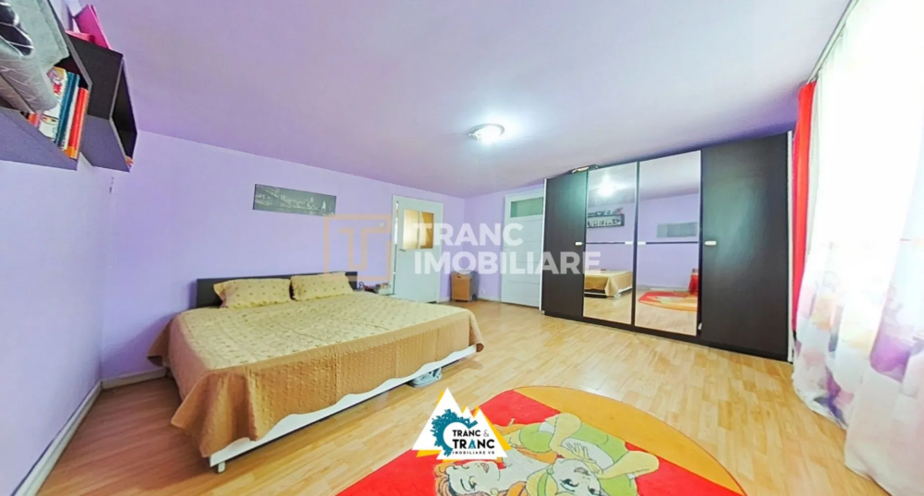 Casă spațioasă cu 4 camere de vânzare – Comuna Aluniș, județul Arad - Casă spațioasă cu 4 camere de vânzare – Comuna Aluniș, județul Arad
Cauți o casă cu teren generos, într-o zonă liniștită, aproape de natură, dar cu acces rapid la oraș? Îți prezentăm această proprietate situată în comuna Aluniș, județul Arad – o alegere ideală pentru cei care își doresc mai mult spațiu și liniște.

Casa este construită pe un singur nivel și are o suprafață utilă de 216 mp (270 mp desfășurați), fiind amplasată pe un teren generos de 1360 mp, cu front stradal de 37 ml. Compartimentarea este funcțională și primitoare: 3 dormitoare, o sufragerie, bucătărie, baie, șopru pentru depozitare și parculet în fața casei.

Construită din văiugă și cărămidă, cu fundație solidă din piatră de codru, casa beneficiază de izolație exterioară cu polistiren de 5 cm. Încălzirea se face cu centrală pe lemne (care necesită înlocuire). Se vinde complet mobilată și utilată.

Zona este foarte liniștită, ideală pentru o familie sau pentru cineva care caută confort într-un mediu rural curat. În apropiere se află magazine alimentare, biserică, iar accesul către Arad este facil.

O locuință cu potențial real – perfectă pentru cei care își doresc să se mute la curte, fără agitația urbană.

Programează o vizionare și descoperă acest loc cu suflet!