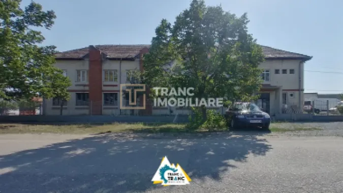 Clădire împunătoare de 540 mp pe 2 nivele în Sânnicolau Mic