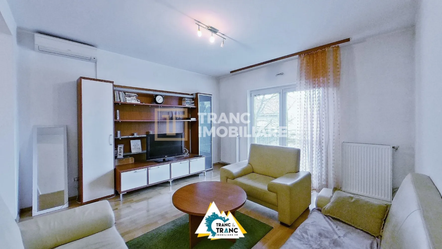 Apartament primitor si spatios cu 2 camere în Subcetate - Apartament primitor si spatios cu 2 camere în Subcetate

Îți prezentăm oportunitatea perfectă de a inchiria un apartament elegant și primitor, situat într-o zonă exclusivistă și liniștită a cartierului Subcetate din Arad. Cu o suprafață utilă generoasă de 68 mp și o suprafață desfășurată de 80 mp, acest apartament semidecomandat este ideal pentru cupluri sau familii tinere care apreciază confortul și siguranța.

Apartamentul dispune de 2 camere, o sufragerie spațioasă și luminoasă, un dormitor confortabil, o bucătărie complet echipată, un hol și o baie modernă cu vană. Este situat la etajul 1 din 2 într-un bloc solid construit în 2004 și beneficiază de centrală proprie și aer condiționat pentru confort maxim în orice anotimp. Apartamentul este complet mobilat și utilat, gata pentru mutare imediată, și include un loc de parcare securizat cu acces controlat.

Zona rezidențială exclusivistă și bine întreținută oferă un cadru perfect pentru relaxare și viața de familie. Vecinii liniștiți și accesul securizat asigură confort și siguranță deplină. Locația excelentă este aproape de centru, Ștrandul Neptun și sala de sport, cu o conectivitate foarte bună spre cartierele Micalaca și Aradul Nou. În plus, priveliștea plăcută și mediul sigur sunt ideale și pentru animalele de companie.

Acest apartament reprezintă alegerea ideală pentru cei care își doresc un cămin confortabil, modern și sigur, amplasat într-o zonă deosebită și bine conectată la facilitățile orașului.

Contactează-ne acum pentru a programa o vizionare și a descoperi locuința perfectă pentru tine!