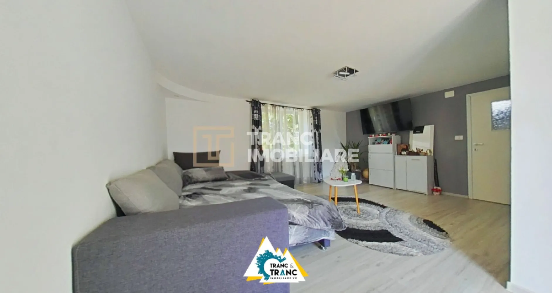 Casă spațioasă cu 4 camere de vânzare – Comuna Aluniș, județul Arad - Casă spațioasă cu 4 camere de vânzare – Comuna Aluniș, județul Arad
Cauți o casă cu teren generos, într-o zonă liniștită, aproape de natură, dar cu acces rapid la oraș? Îți prezentăm această proprietate situată în comuna Aluniș, județul Arad – o alegere ideală pentru cei care își doresc mai mult spațiu și liniște.

Casa este construită pe un singur nivel și are o suprafață utilă de 216 mp (270 mp desfășurați), fiind amplasată pe un teren generos de 1360 mp, cu front stradal de 37 ml. Compartimentarea este funcțională și primitoare: 3 dormitoare, o sufragerie, bucătărie, baie, șopru pentru depozitare și parculet în fața casei.

Construită din văiugă și cărămidă, cu fundație solidă din piatră de codru, casa beneficiază de izolație exterioară cu polistiren de 5 cm. Încălzirea se face cu centrală pe lemne (care necesită înlocuire). Se vinde complet mobilată și utilată.

Zona este foarte liniștită, ideală pentru o familie sau pentru cineva care caută confort într-un mediu rural curat. În apropiere se află magazine alimentare, biserică, iar accesul către Arad este facil.

O locuință cu potențial real – perfectă pentru cei care își doresc să se mute la curte, fără agitația urbană.

Programează o vizionare și descoperă acest loc cu suflet!