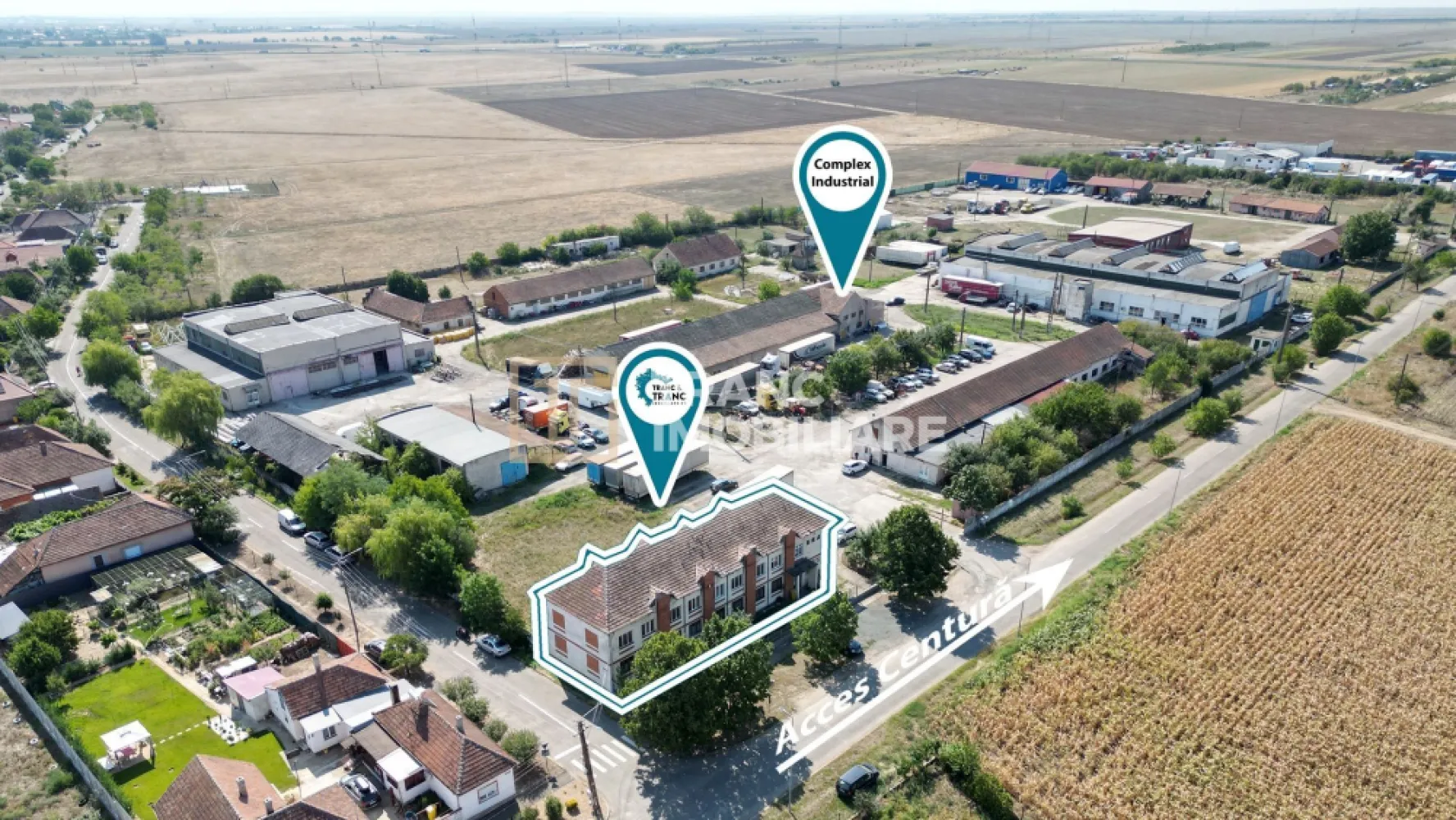 Clădire împunătoare de 540 mp pe 2 nivele în Sânnicolau Mic - Într-o zonă industrială aflată în plină expansiune, în Sânnicolau Mic, poți descoperi o clădire impunătoare, solidă și plină de potențial disponibilă la vânzare în exclusivitate prin Agenția Tranc Imobiliare. Construită pe piloni de beton, cu pereți din cărămidă și geamuri termopan, ea poartă în structura sa siguranța unei investiții de durată.

Poziția sa nu este întâmplătoare – se află în Sannicolau la intersecția a două străzi cu fronturi stradale de 9 ml la o strada și 30 ml la cealata strada care duce direct către noua centură a orașului. Clădirea se află într-o zonă unde prezentul se întâlnește cu viitorul și unde fiecare metru pătrat promite valoare în creștere.

Spațiul este generos de 540 mp desfășurați pe parter și etaj. La parter întâlnim, două încăperi vaste de depozitare de 90 mp fiecare, birou, grup sanitar și casa scării care așteaptă să își continue rolul funcțional. La etaj vom găsi, o sală deschisă de aproape 200 mp, completată de bucătărie, 2 holuri, grup sanitar și casa scării. În prezent, etajul își așteaptă următorul destin – poate o sală de sport, poate un atelier de creație, poate birouri moderne. În trecut a găzduit croitorii, antrenamente de judo, iar astăzi este pregătită să se reinventeze. Clădirea este ocupată de chiriașii existenți de la parter și își deschide orizontul pentru noi povești la etaj. 

Cu toate utilitățile la îndemână – curent trifazic, gaz, apă, canalizare, încălzire centrală – ea poate deveni ceea ce viitorul proprietar își dorește: spațiu de producție, depozitare, centru de fitness sau un sediu impunător de companie. În curte sau in fața clădirii exista posibilitate de parcare a autoturismelor sau a mașinilor de transport marfa.

Aici vei cumpăra mai mult decât ziduri. Cumperi o oportunitate sigură, o investiție ce promite profit și creștere odată cu dezvoltarea zonei și modernizarea accesului către centură.

Această clădire nu te așteaptă. Ea își caută următorul stăpân care să vadă dincolo de pereți, să simtă potențialul și să îl transforme în realitate.
Sună acum și descoperă cum această poveste poate deveni a ta.

Pretul afisat nu contine TVA