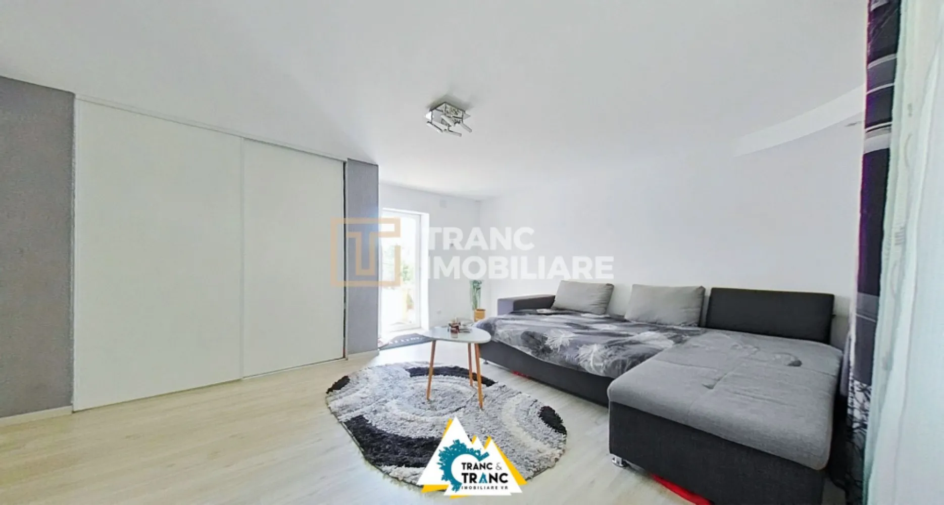 Casă spațioasă cu 4 camere de vânzare – Comuna Aluniș, județul Arad - Casă spațioasă cu 4 camere de vânzare – Comuna Aluniș, județul Arad
Cauți o casă cu teren generos, într-o zonă liniștită, aproape de natură, dar cu acces rapid la oraș? Îți prezentăm această proprietate situată în comuna Aluniș, județul Arad – o alegere ideală pentru cei care își doresc mai mult spațiu și liniște.

Casa este construită pe un singur nivel și are o suprafață utilă de 216 mp (270 mp desfășurați), fiind amplasată pe un teren generos de 1360 mp, cu front stradal de 37 ml. Compartimentarea este funcțională și primitoare: 3 dormitoare, o sufragerie, bucătărie, baie, șopru pentru depozitare și parculet în fața casei.

Construită din văiugă și cărămidă, cu fundație solidă din piatră de codru, casa beneficiază de izolație exterioară cu polistiren de 5 cm. Încălzirea se face cu centrală pe lemne (care necesită înlocuire). Se vinde complet mobilată și utilată.

Zona este foarte liniștită, ideală pentru o familie sau pentru cineva care caută confort într-un mediu rural curat. În apropiere se află magazine alimentare, biserică, iar accesul către Arad este facil.

O locuință cu potențial real – perfectă pentru cei care își doresc să se mute la curte, fără agitația urbană.

Programează o vizionare și descoperă acest loc cu suflet!