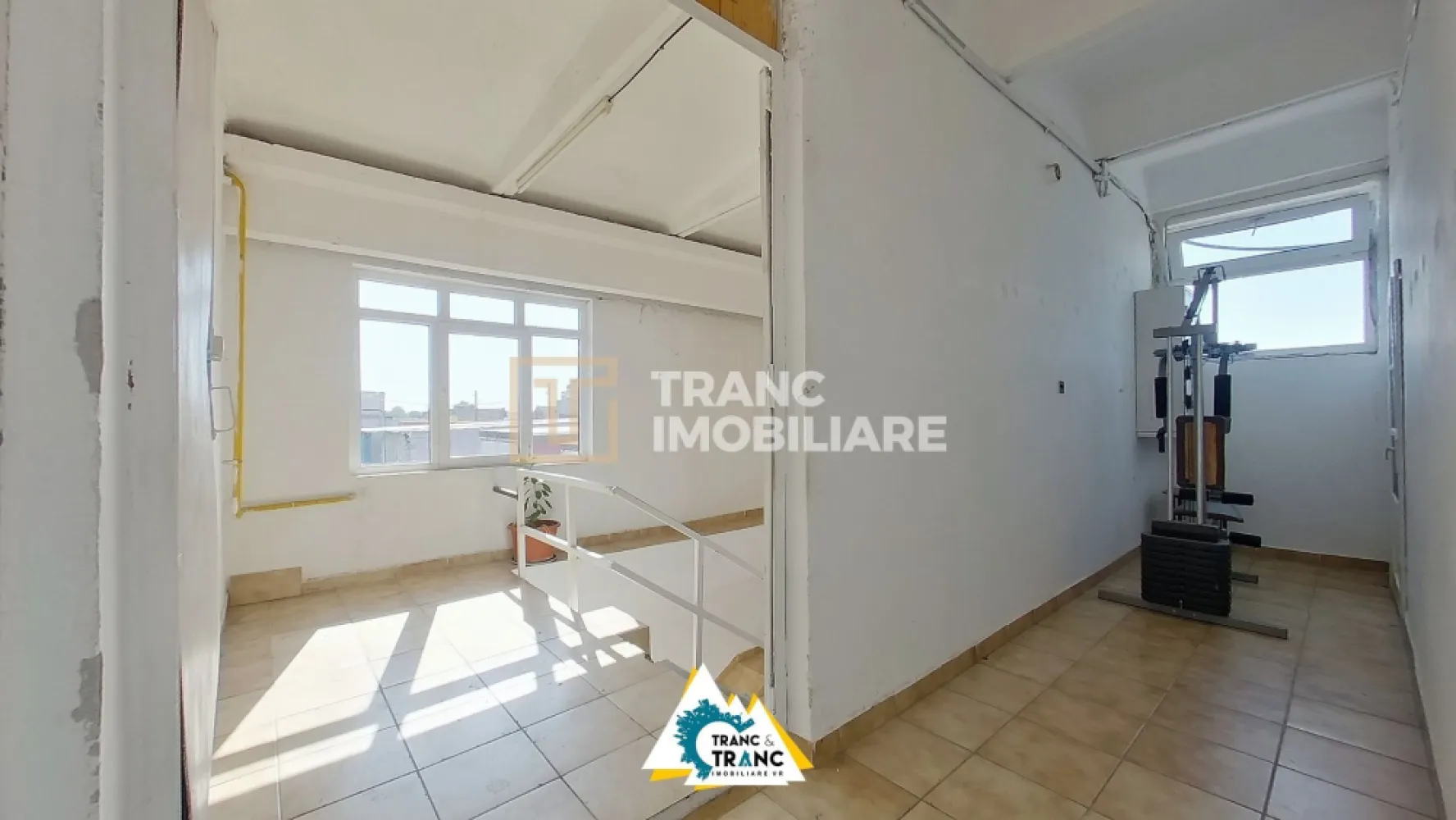 Clădire împunătoare de 540 mp pe 2 nivele în Sânnicolau Mic