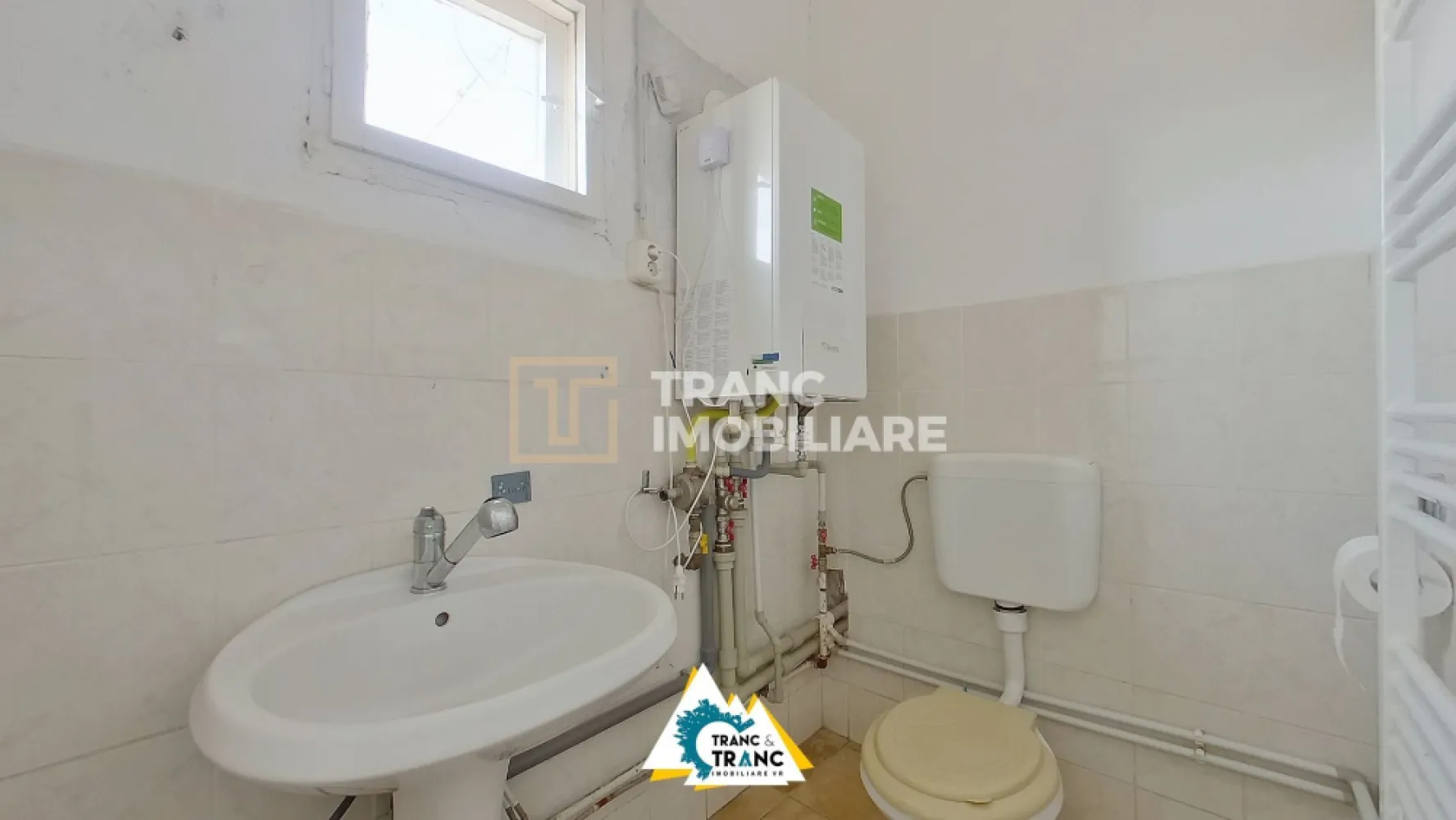 Clădire împunătoare de 540 mp pe 2 nivele în Sânnicolau Mic