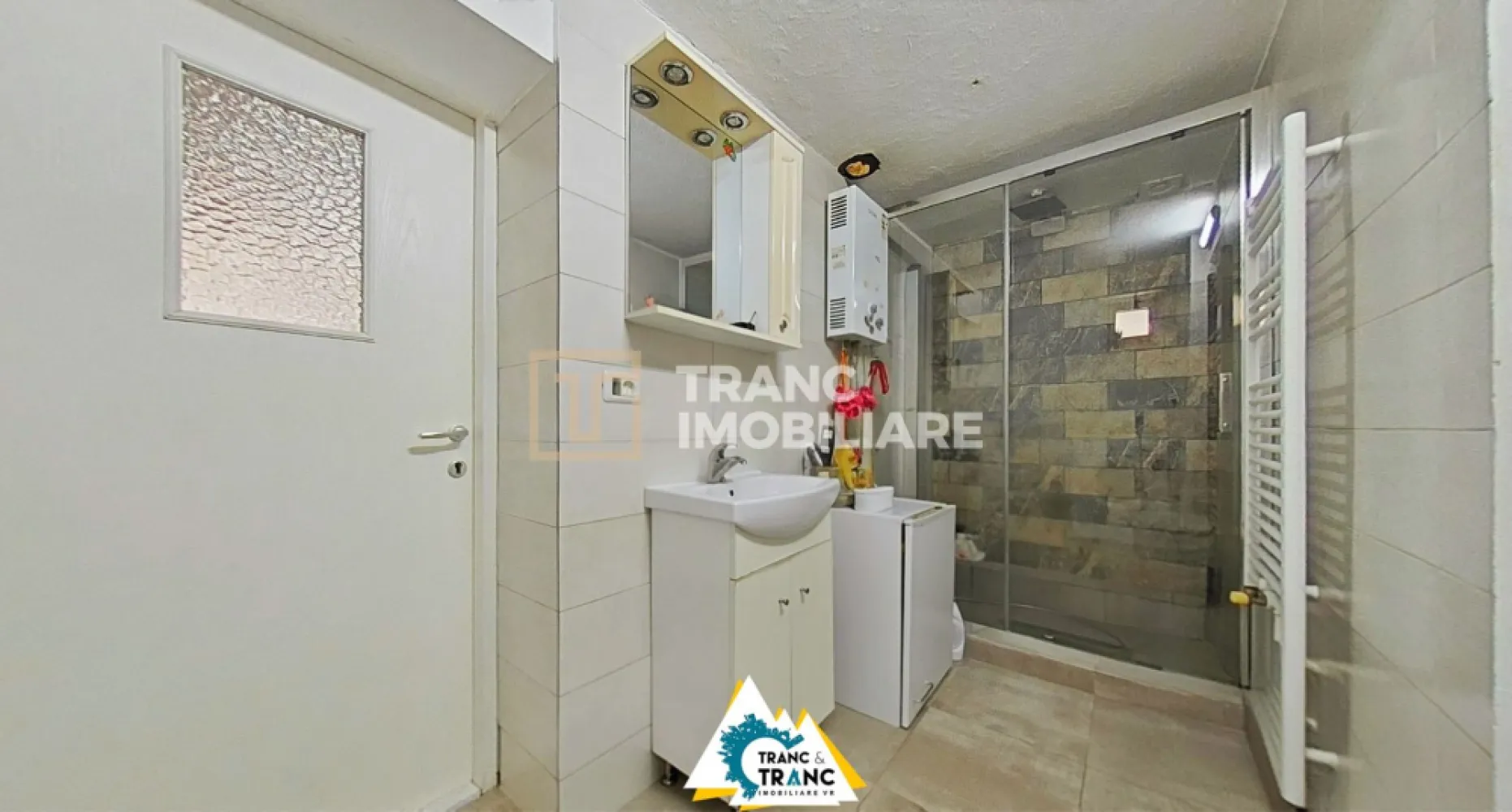 Casă spațioasă cu 4 camere de vânzare – Comuna Aluniș, județul Arad - Casă spațioasă cu 4 camere de vânzare – Comuna Aluniș, județul Arad
Cauți o casă cu teren generos, într-o zonă liniștită, aproape de natură, dar cu acces rapid la oraș? Îți prezentăm această proprietate situată în comuna Aluniș, județul Arad – o alegere ideală pentru cei care își doresc mai mult spațiu și liniște.

Casa este construită pe un singur nivel și are o suprafață utilă de 216 mp (270 mp desfășurați), fiind amplasată pe un teren generos de 1360 mp, cu front stradal de 37 ml. Compartimentarea este funcțională și primitoare: 3 dormitoare, o sufragerie, bucătărie, baie, șopru pentru depozitare și parculet în fața casei.

Construită din văiugă și cărămidă, cu fundație solidă din piatră de codru, casa beneficiază de izolație exterioară cu polistiren de 5 cm. Încălzirea se face cu centrală pe lemne (care necesită înlocuire). Se vinde complet mobilată și utilată.

Zona este foarte liniștită, ideală pentru o familie sau pentru cineva care caută confort într-un mediu rural curat. În apropiere se află magazine alimentare, biserică, iar accesul către Arad este facil.

O locuință cu potențial real – perfectă pentru cei care își doresc să se mute la curte, fără agitația urbană.

Programează o vizionare și descoperă acest loc cu suflet!