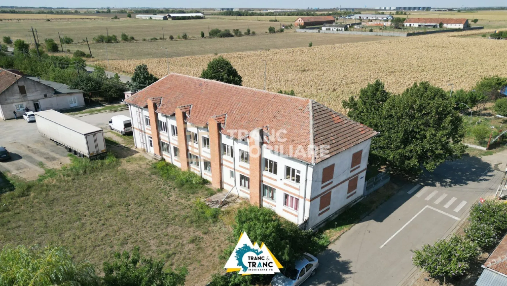 Clădire împunătoare de 540 mp pe 2 nivele în Sânnicolau Mic