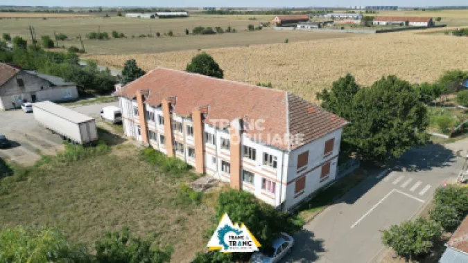Clădire împunătoare de 540 mp pe 2 nivele în Sânnicolau Mic