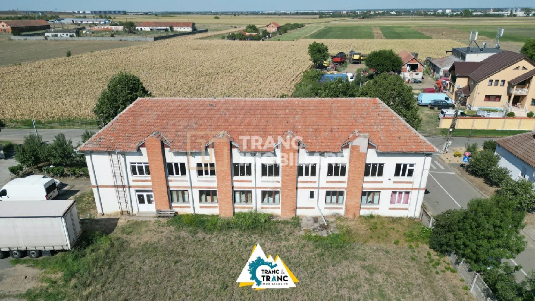Clădire împunătoare de 540 mp pe 2 nivele în Sânnicolau Mic