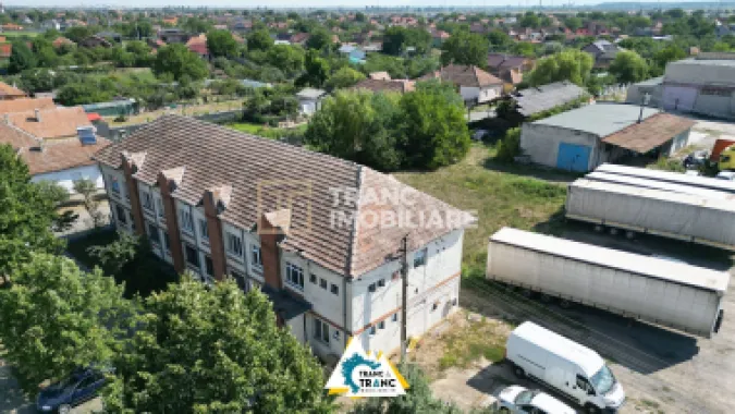 Clădire împunătoare de 540 mp pe 2 nivele în Sânnicolau Mic
