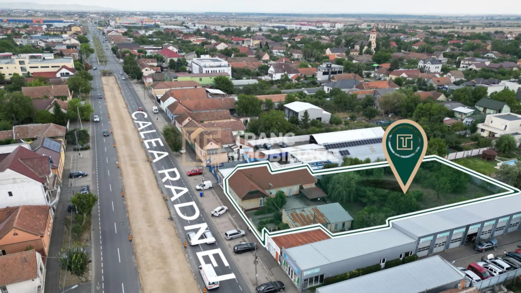 Teren pentru expunere comerciala de 2080 mp cu FS de 32 ml, cu birouri, Micalaca - Vreti sa porniti sau sa va relocati o afacere într-un spațiu amplu, cu vizibilitate excelentă pe Calea Radnei, pe una dintre cele mai circulate artere din Arad?

Vă propun spre închiriere o proprietate specială, situată la câțiva pași de stația de tramvai și de hypermarketul Lidl, care vă oferă nu doar un spațiu de birouri sau o posibila locuinta, ci și un teren generos de 2.080 mp, cu un front stradal de 32 de metri. 

Este locul ideal pentru orice activitate care are nevoie de vizibilitate, trafic pietonal și auto sau un spațiu amplu de depozitare. Poate deveni alegerea perfectă dacă doriți să începeți ori să relocați un business de vânzare de utilaje ușoare, biciclete, arbori și plante ornamentale, mașini second-hand sau de închiriat. La fel de bine se pretează pentru un magazin de materiale de construcții și finisaje – gresie, faianță, marmură, piatră decorativă sau granit. Totodată, spațiul este excelent pentru o spălătorie auto, o vulcanizare sau alte tipuri de servicii. Practic, posibilitățile sunt nelimitate și țin doar de viziunea și creativitatea antreprenorului.

Proprietatea este compusă dintr-o casă cu 4 camere, 2 băi, 2 holuri, dispuse pe un singur nivel, cu pod și un garaj dublu de 45 mp. În curte regăsiți un foișor spațios, o grădină amenajată și o livadă de pomi fructiferi, toate accesibile printr-o poartă auto dublă și o poartă pietonală. Curtea este betonată, ceea ce o face ideală pentru acces auto, marfă sau chiar expunere de produse.

Casa a fost folosită până în prezent ca locuință, dar este perfect pretabilă pentru birouri, showroom, cabinete medicale, spații de servicii sau chiar un restaurant ori o spălătorie auto. Două camere sunt renovate modern, iar restul spațiilor, deși nu au mai fost renovate de 20 de ani, sunt curate și întreținute.

Ce aduce un plus de valoare acestei proprietăți este flexibilitatea proprietarilor – sunt deschiși la orice propunere de amenajare sau modernizare și, în anumite limite stabilite prin contract, chiar la demolări și reconstrucții parțiale, în funcție de nevoile chiriașului. Practic, aveți libertatea de a vă transforma spațiul după viziunea propriei afaceri.
Zona este un avantaj în sine: acces imediat la transport în comun, hypermarket, benzinărie, farmacii, magazine și trafic intens, toate la câțiva pași. Într-o zonă unde spațiile comerciale disponibile sunt extrem de rare, această oportunitate poate fi exact ceea ce căutați pentru a vă asigura succesul afacerii.

 Pentru a profita de aceasta sansa unica, nu ezitati sa ne contactati