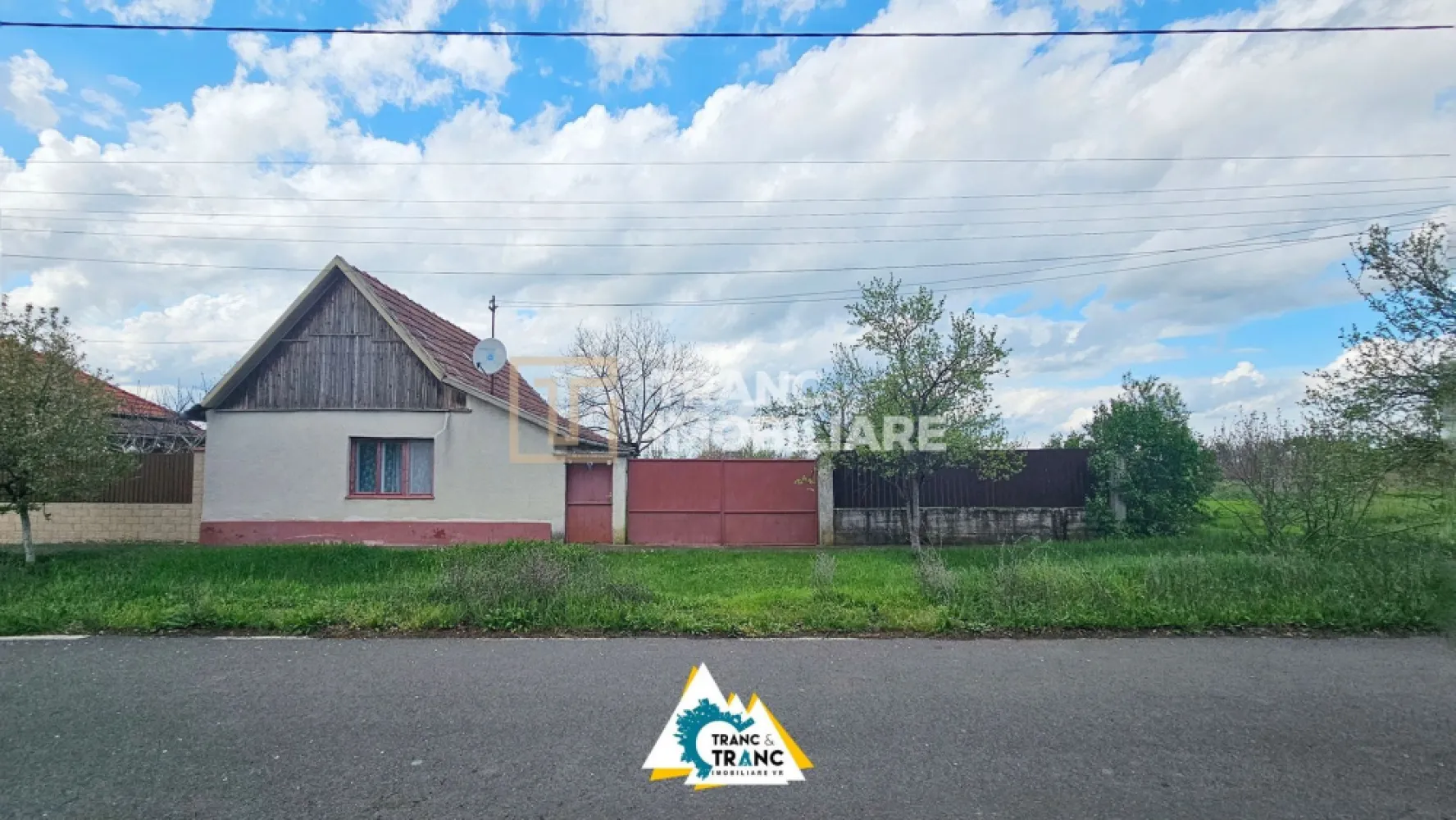 Casă cu 2 camere în stil tradițional, în Iratoșu - Daca doresti sa te muti intr-o casa cu 2 camere la un pret convenabil pe o raza de 20 km in afara Aradului, intr-un sat linistit, cu localnici muncitori si prietenosi. Daca cauti o casa cu acces la drum asfaltat, atunci casa pe care ti-o vom prezenta in continuare este pentru tine.

Casa pe care dorim sa ti-o prezentam este compusa dintr-un hol, 1 bucatarie, 1 sufragerie, 1 dormitor si 1 terasa. Casa dispune de curent electric si apa de la retea, nu are scurgere, iar gazul este asigurat de o butelie. Incalzirea este asigurata de teracote.

Casa este construita din vaiuga, dar renovata, iar peretii sunt protejati de umiditate, terenul de 3890 m2, pe care este construita casa de aproximativ 60 m2 construiti, are frontul stradal de 18 m. Casa este locuibila si se vinde mobilata. Indiferent ca de gandesti sa iti achizitionezi o casa de vacanta sau doresti sa te muti in ea, suntem siguri ca te vei bucura de linistea pe care o vei intalni in Iratosu. Ramele geamurilor si usile sunt din lemn. Terenul generos iti permite sa iti amenajezi gradina visata si iti ofera posibilitatea sa cresti si animale sau sa il amenajezi dupa bunul plac.

Indiferent ca te hotarasi sa o cumperi cu credit sau cu plata integrala, iti vom fi alaturi pe tot parcursul procesului de tranzactionare. Pentru mai multe informatii sau pentru a programa o vizionare, nu ezita sa ne contactezi.