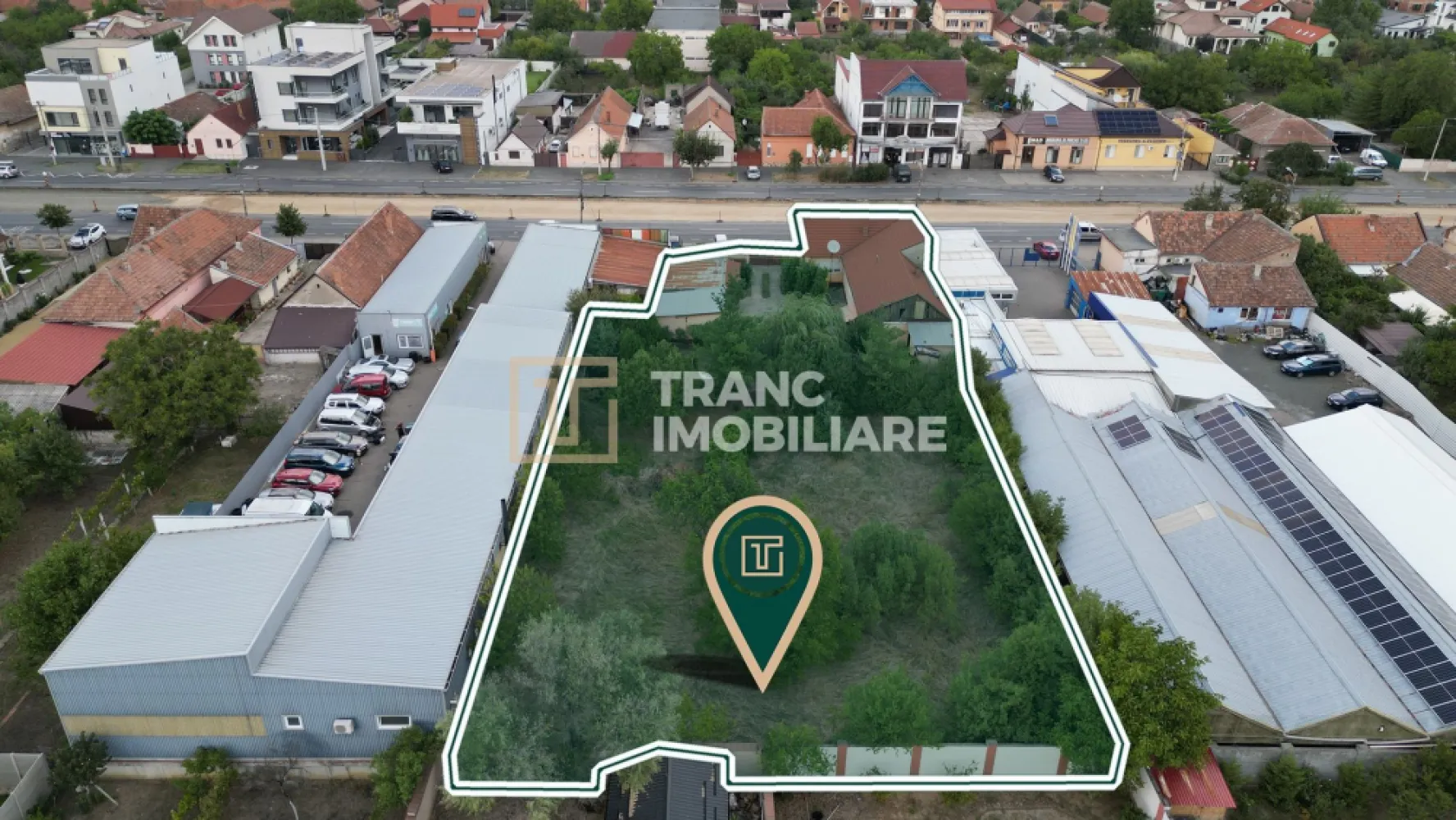 Teren pentru expunere comerciala de 2080 mp cu FS de 32 ml, cu birouri, Micalaca - Vreti sa porniti sau sa va relocati o afacere într-un spațiu amplu, cu vizibilitate excelentă pe Calea Radnei, pe una dintre cele mai circulate artere din Arad?

Vă propun spre închiriere o proprietate specială, situată la câțiva pași de stația de tramvai și de hypermarketul Lidl, care vă oferă nu doar un spațiu de birouri sau o posibila locuinta, ci și un teren generos de 2.080 mp, cu un front stradal de 32 de metri. 

Este locul ideal pentru orice activitate care are nevoie de vizibilitate, trafic pietonal și auto sau un spațiu amplu de depozitare. Poate deveni alegerea perfectă dacă doriți să începeți ori să relocați un business de vânzare de utilaje ușoare, biciclete, arbori și plante ornamentale, mașini second-hand sau de închiriat. La fel de bine se pretează pentru un magazin de materiale de construcții și finisaje – gresie, faianță, marmură, piatră decorativă sau granit. Totodată, spațiul este excelent pentru o spălătorie auto, o vulcanizare sau alte tipuri de servicii. Practic, posibilitățile sunt nelimitate și țin doar de viziunea și creativitatea antreprenorului.

Proprietatea este compusă dintr-o casă cu 4 camere, 2 băi, 2 holuri, dispuse pe un singur nivel, cu pod și un garaj dublu de 45 mp. În curte regăsiți un foișor spațios, o grădină amenajată și o livadă de pomi fructiferi, toate accesibile printr-o poartă auto dublă și o poartă pietonală. Curtea este betonată, ceea ce o face ideală pentru acces auto, marfă sau chiar expunere de produse.

Casa a fost folosită până în prezent ca locuință, dar este perfect pretabilă pentru birouri, showroom, cabinete medicale, spații de servicii sau chiar un restaurant ori o spălătorie auto. Două camere sunt renovate modern, iar restul spațiilor, deși nu au mai fost renovate de 20 de ani, sunt curate și întreținute.

Ce aduce un plus de valoare acestei proprietăți este flexibilitatea proprietarilor – sunt deschiși la orice propunere de amenajare sau modernizare și, în anumite limite stabilite prin contract, chiar la demolări și reconstrucții parțiale, în funcție de nevoile chiriașului. Practic, aveți libertatea de a vă transforma spațiul după viziunea propriei afaceri.
Zona este un avantaj în sine: acces imediat la transport în comun, hypermarket, benzinărie, farmacii, magazine și trafic intens, toate la câțiva pași. Într-o zonă unde spațiile comerciale disponibile sunt extrem de rare, această oportunitate poate fi exact ceea ce căutați pentru a vă asigura succesul afacerii.

 Pentru a profita de aceasta sansa unica, nu ezitati sa ne contactati