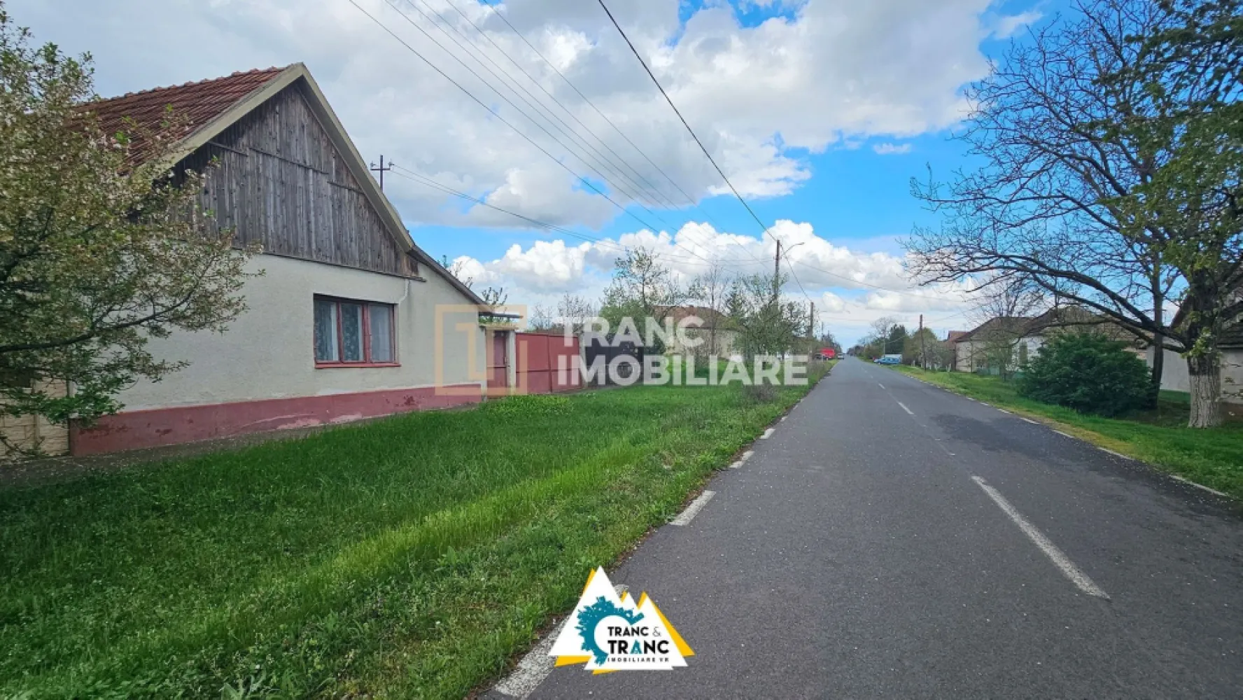 Casă cu 2 camere în stil tradițional, în Iratoșu - Daca doresti sa te muti intr-o casa cu 2 camere la un pret convenabil pe o raza de 20 km in afara Aradului, intr-un sat linistit, cu localnici muncitori si prietenosi. Daca cauti o casa cu acces la drum asfaltat, atunci casa pe care ti-o vom prezenta in continuare este pentru tine.

Casa pe care dorim sa ti-o prezentam este compusa dintr-un hol, 1 bucatarie, 1 sufragerie, 1 dormitor si 1 terasa. Casa dispune de curent electric si apa de la retea, nu are scurgere, iar gazul este asigurat de o butelie. Incalzirea este asigurata de teracote.

Casa este construita din vaiuga, dar renovata, iar peretii sunt protejati de umiditate, terenul de 3890 m2, pe care este construita casa de aproximativ 60 m2 construiti, are frontul stradal de 18 m. Casa este locuibila si se vinde mobilata. Indiferent ca de gandesti sa iti achizitionezi o casa de vacanta sau doresti sa te muti in ea, suntem siguri ca te vei bucura de linistea pe care o vei intalni in Iratosu. Ramele geamurilor si usile sunt din lemn. Terenul generos iti permite sa iti amenajezi gradina visata si iti ofera posibilitatea sa cresti si animale sau sa il amenajezi dupa bunul plac.

Indiferent ca te hotarasi sa o cumperi cu credit sau cu plata integrala, iti vom fi alaturi pe tot parcursul procesului de tranzactionare. Pentru mai multe informatii sau pentru a programa o vizionare, nu ezita sa ne contactezi.