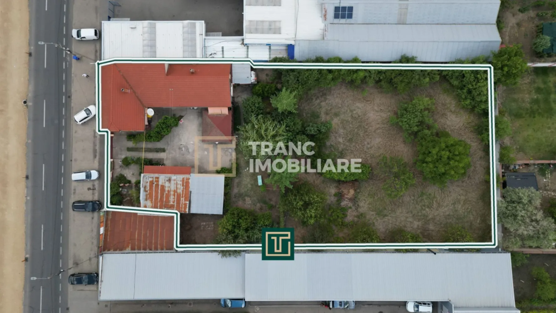 Teren pentru expunere comerciala de 2080 mp cu FS de 32 ml, cu birouri, Micalaca - Vreti sa porniti sau sa va relocati o afacere într-un spațiu amplu, cu vizibilitate excelentă pe Calea Radnei, pe una dintre cele mai circulate artere din Arad?

Vă propun spre închiriere o proprietate specială, situată la câțiva pași de stația de tramvai și de hypermarketul Lidl, care vă oferă nu doar un spațiu de birouri sau o posibila locuinta, ci și un teren generos de 2.080 mp, cu un front stradal de 32 de metri. 

Este locul ideal pentru orice activitate care are nevoie de vizibilitate, trafic pietonal și auto sau un spațiu amplu de depozitare. Poate deveni alegerea perfectă dacă doriți să începeți ori să relocați un business de vânzare de utilaje ușoare, biciclete, arbori și plante ornamentale, mașini second-hand sau de închiriat. La fel de bine se pretează pentru un magazin de materiale de construcții și finisaje – gresie, faianță, marmură, piatră decorativă sau granit. Totodată, spațiul este excelent pentru o spălătorie auto, o vulcanizare sau alte tipuri de servicii. Practic, posibilitățile sunt nelimitate și țin doar de viziunea și creativitatea antreprenorului.

Proprietatea este compusă dintr-o casă cu 4 camere, 2 băi, 2 holuri, dispuse pe un singur nivel, cu pod și un garaj dublu de 45 mp. În curte regăsiți un foișor spațios, o grădină amenajată și o livadă de pomi fructiferi, toate accesibile printr-o poartă auto dublă și o poartă pietonală. Curtea este betonată, ceea ce o face ideală pentru acces auto, marfă sau chiar expunere de produse.

Casa a fost folosită până în prezent ca locuință, dar este perfect pretabilă pentru birouri, showroom, cabinete medicale, spații de servicii sau chiar un restaurant ori o spălătorie auto. Două camere sunt renovate modern, iar restul spațiilor, deși nu au mai fost renovate de 20 de ani, sunt curate și întreținute.

Ce aduce un plus de valoare acestei proprietăți este flexibilitatea proprietarilor – sunt deschiși la orice propunere de amenajare sau modernizare și, în anumite limite stabilite prin contract, chiar la demolări și reconstrucții parțiale, în funcție de nevoile chiriașului. Practic, aveți libertatea de a vă transforma spațiul după viziunea propriei afaceri.
Zona este un avantaj în sine: acces imediat la transport în comun, hypermarket, benzinărie, farmacii, magazine și trafic intens, toate la câțiva pași. Într-o zonă unde spațiile comerciale disponibile sunt extrem de rare, această oportunitate poate fi exact ceea ce căutați pentru a vă asigura succesul afacerii.

 Pentru a profita de aceasta sansa unica, nu ezitati sa ne contactati