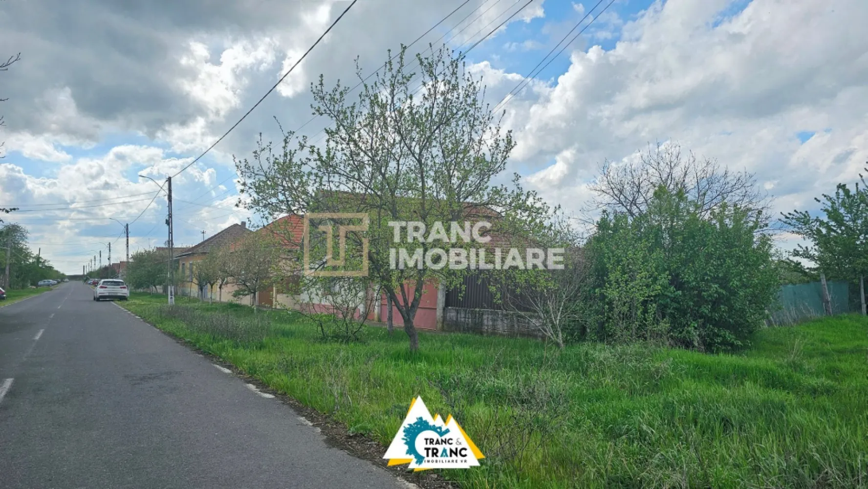 Casă cu 2 camere în stil tradițional, în Iratoșu - Daca doresti sa te muti intr-o casa cu 2 camere la un pret convenabil pe o raza de 20 km in afara Aradului, intr-un sat linistit, cu localnici muncitori si prietenosi. Daca cauti o casa cu acces la drum asfaltat, atunci casa pe care ti-o vom prezenta in continuare este pentru tine.

Casa pe care dorim sa ti-o prezentam este compusa dintr-un hol, 1 bucatarie, 1 sufragerie, 1 dormitor si 1 terasa. Casa dispune de curent electric si apa de la retea, nu are scurgere, iar gazul este asigurat de o butelie. Incalzirea este asigurata de teracote.

Casa este construita din vaiuga, dar renovata, iar peretii sunt protejati de umiditate, terenul de 3890 m2, pe care este construita casa de aproximativ 60 m2 construiti, are frontul stradal de 18 m. Casa este locuibila si se vinde mobilata. Indiferent ca de gandesti sa iti achizitionezi o casa de vacanta sau doresti sa te muti in ea, suntem siguri ca te vei bucura de linistea pe care o vei intalni in Iratosu. Ramele geamurilor si usile sunt din lemn. Terenul generos iti permite sa iti amenajezi gradina visata si iti ofera posibilitatea sa cresti si animale sau sa il amenajezi dupa bunul plac.

Indiferent ca te hotarasi sa o cumperi cu credit sau cu plata integrala, iti vom fi alaturi pe tot parcursul procesului de tranzactionare. Pentru mai multe informatii sau pentru a programa o vizionare, nu ezita sa ne contactezi.