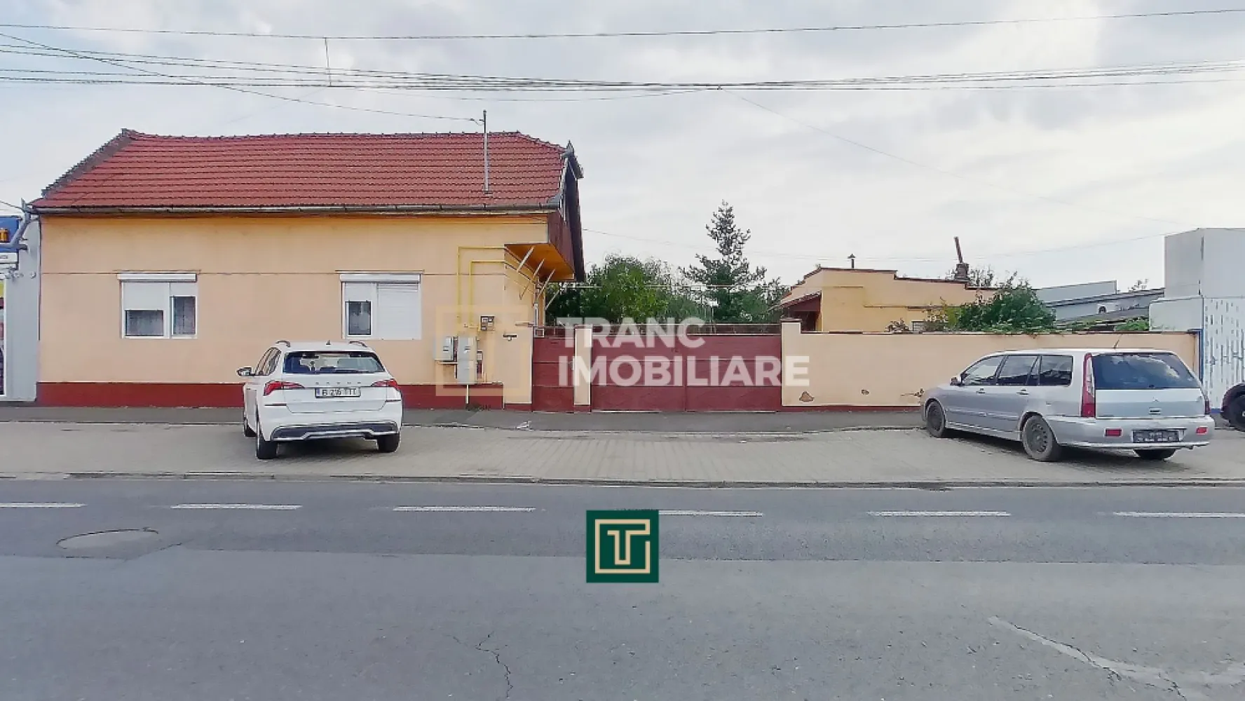 Teren pentru expunere comerciala de 2080 mp cu FS de 32 ml, cu birouri, Micalaca - Vreti sa porniti sau sa va relocati o afacere într-un spațiu amplu, cu vizibilitate excelentă pe Calea Radnei, pe una dintre cele mai circulate artere din Arad?

Vă propun spre închiriere o proprietate specială, situată la câțiva pași de stația de tramvai și de hypermarketul Lidl, care vă oferă nu doar un spațiu de birouri sau o posibila locuinta, ci și un teren generos de 2.080 mp, cu un front stradal de 32 de metri. 

Este locul ideal pentru orice activitate care are nevoie de vizibilitate, trafic pietonal și auto sau un spațiu amplu de depozitare. Poate deveni alegerea perfectă dacă doriți să începeți ori să relocați un business de vânzare de utilaje ușoare, biciclete, arbori și plante ornamentale, mașini second-hand sau de închiriat. La fel de bine se pretează pentru un magazin de materiale de construcții și finisaje – gresie, faianță, marmură, piatră decorativă sau granit. Totodată, spațiul este excelent pentru o spălătorie auto, o vulcanizare sau alte tipuri de servicii. Practic, posibilitățile sunt nelimitate și țin doar de viziunea și creativitatea antreprenorului.

Proprietatea este compusă dintr-o casă cu 4 camere, 2 băi, 2 holuri, dispuse pe un singur nivel, cu pod și un garaj dublu de 45 mp. În curte regăsiți un foișor spațios, o grădină amenajată și o livadă de pomi fructiferi, toate accesibile printr-o poartă auto dublă și o poartă pietonală. Curtea este betonată, ceea ce o face ideală pentru acces auto, marfă sau chiar expunere de produse.

Casa a fost folosită până în prezent ca locuință, dar este perfect pretabilă pentru birouri, showroom, cabinete medicale, spații de servicii sau chiar un restaurant ori o spălătorie auto. Două camere sunt renovate modern, iar restul spațiilor, deși nu au mai fost renovate de 20 de ani, sunt curate și întreținute.

Ce aduce un plus de valoare acestei proprietăți este flexibilitatea proprietarilor – sunt deschiși la orice propunere de amenajare sau modernizare și, în anumite limite stabilite prin contract, chiar la demolări și reconstrucții parțiale, în funcție de nevoile chiriașului. Practic, aveți libertatea de a vă transforma spațiul după viziunea propriei afaceri.
Zona este un avantaj în sine: acces imediat la transport în comun, hypermarket, benzinărie, farmacii, magazine și trafic intens, toate la câțiva pași. Într-o zonă unde spațiile comerciale disponibile sunt extrem de rare, această oportunitate poate fi exact ceea ce căutați pentru a vă asigura succesul afacerii.

 Pentru a profita de aceasta sansa unica, nu ezitati sa ne contactati