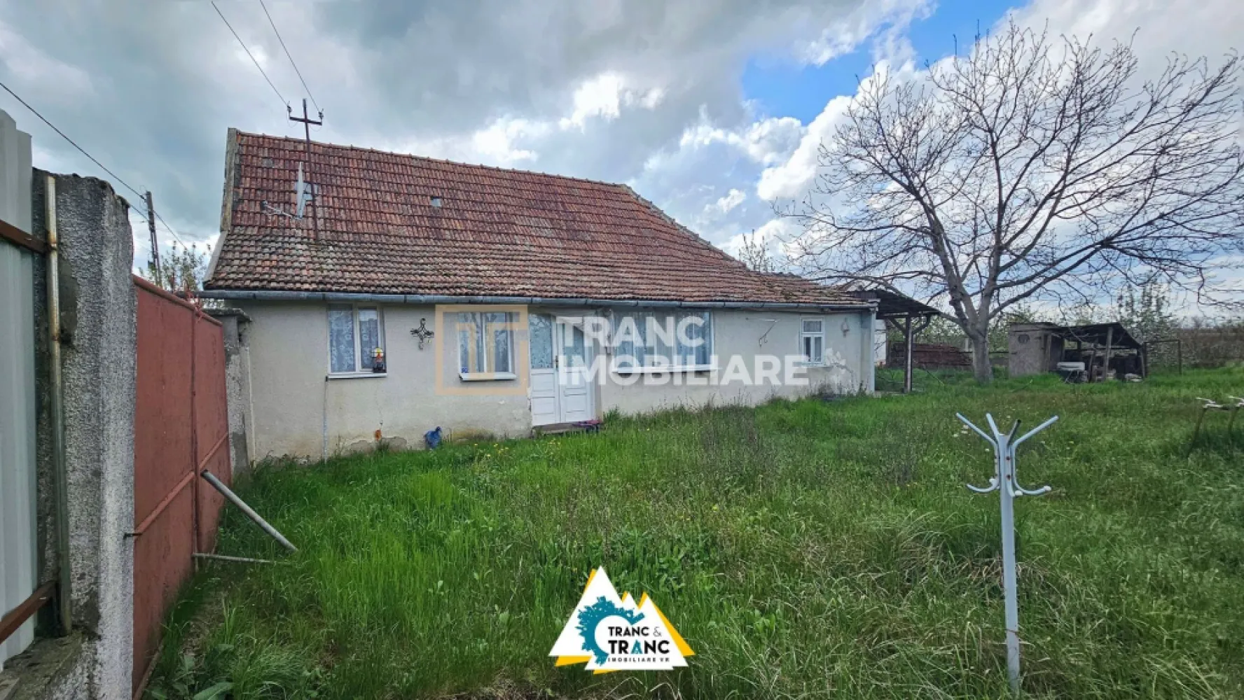 Casă cu 2 camere în stil tradițional, în Iratoșu - Daca doresti sa te muti intr-o casa cu 2 camere la un pret convenabil pe o raza de 20 km in afara Aradului, intr-un sat linistit, cu localnici muncitori si prietenosi. Daca cauti o casa cu acces la drum asfaltat, atunci casa pe care ti-o vom prezenta in continuare este pentru tine.

Casa pe care dorim sa ti-o prezentam este compusa dintr-un hol, 1 bucatarie, 1 sufragerie, 1 dormitor si 1 terasa. Casa dispune de curent electric si apa de la retea, nu are scurgere, iar gazul este asigurat de o butelie. Incalzirea este asigurata de teracote.

Casa este construita din vaiuga, dar renovata, iar peretii sunt protejati de umiditate, terenul de 3890 m2, pe care este construita casa de aproximativ 60 m2 construiti, are frontul stradal de 18 m. Casa este locuibila si se vinde mobilata. Indiferent ca de gandesti sa iti achizitionezi o casa de vacanta sau doresti sa te muti in ea, suntem siguri ca te vei bucura de linistea pe care o vei intalni in Iratosu. Ramele geamurilor si usile sunt din lemn. Terenul generos iti permite sa iti amenajezi gradina visata si iti ofera posibilitatea sa cresti si animale sau sa il amenajezi dupa bunul plac.

Indiferent ca te hotarasi sa o cumperi cu credit sau cu plata integrala, iti vom fi alaturi pe tot parcursul procesului de tranzactionare. Pentru mai multe informatii sau pentru a programa o vizionare, nu ezita sa ne contactezi.