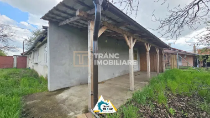 Casă cu 2 camere în stil tradițional, în Iratoșu