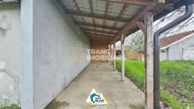 Casă cu 2 camere în stil tradițional, în Iratoșu