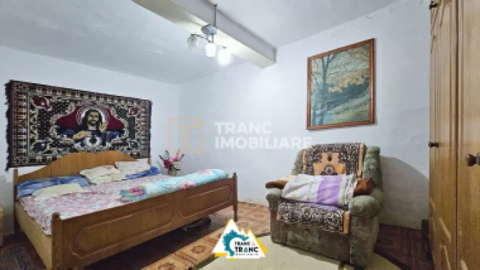 Casă cu 2 camere în stil tradițional, în Iratoșu