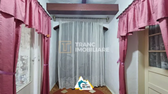 Casă cu 2 camere în stil tradițional, în Iratoșu