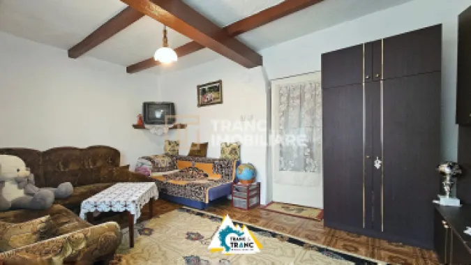 Casă cu 2 camere în stil tradițional, în Iratoșu