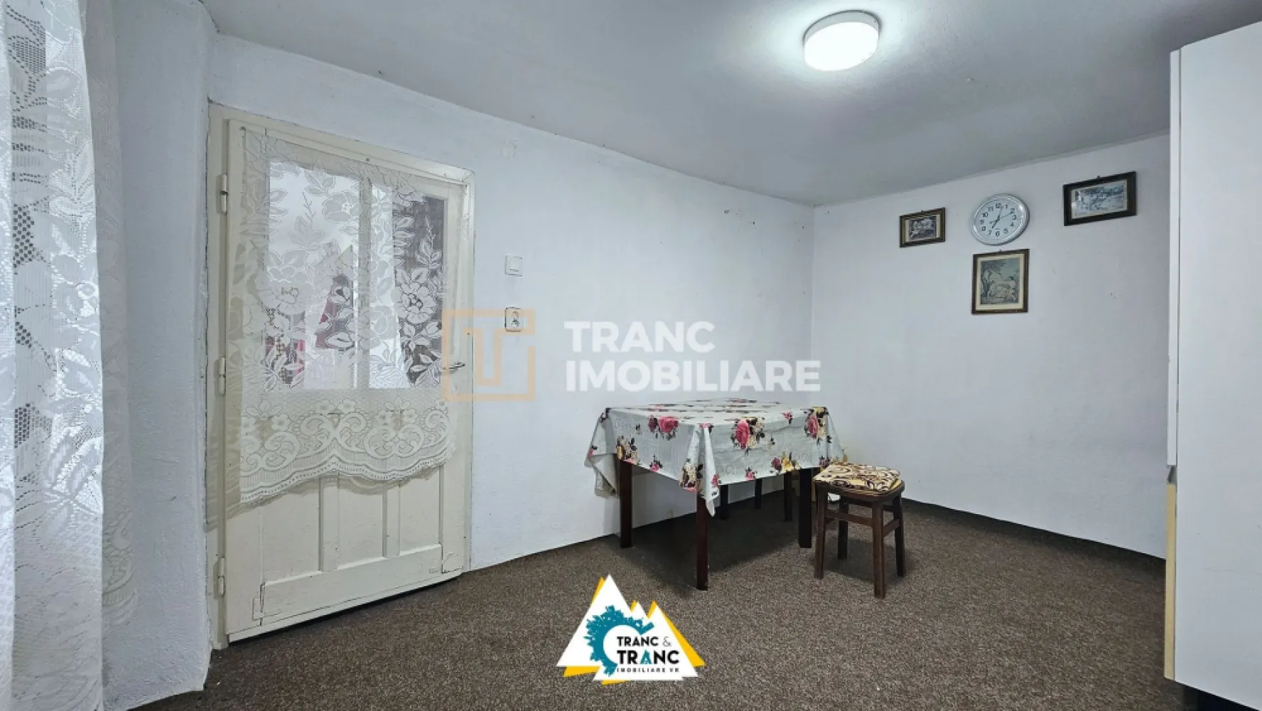 Casă cu 2 camere în stil tradițional, în Iratoșu