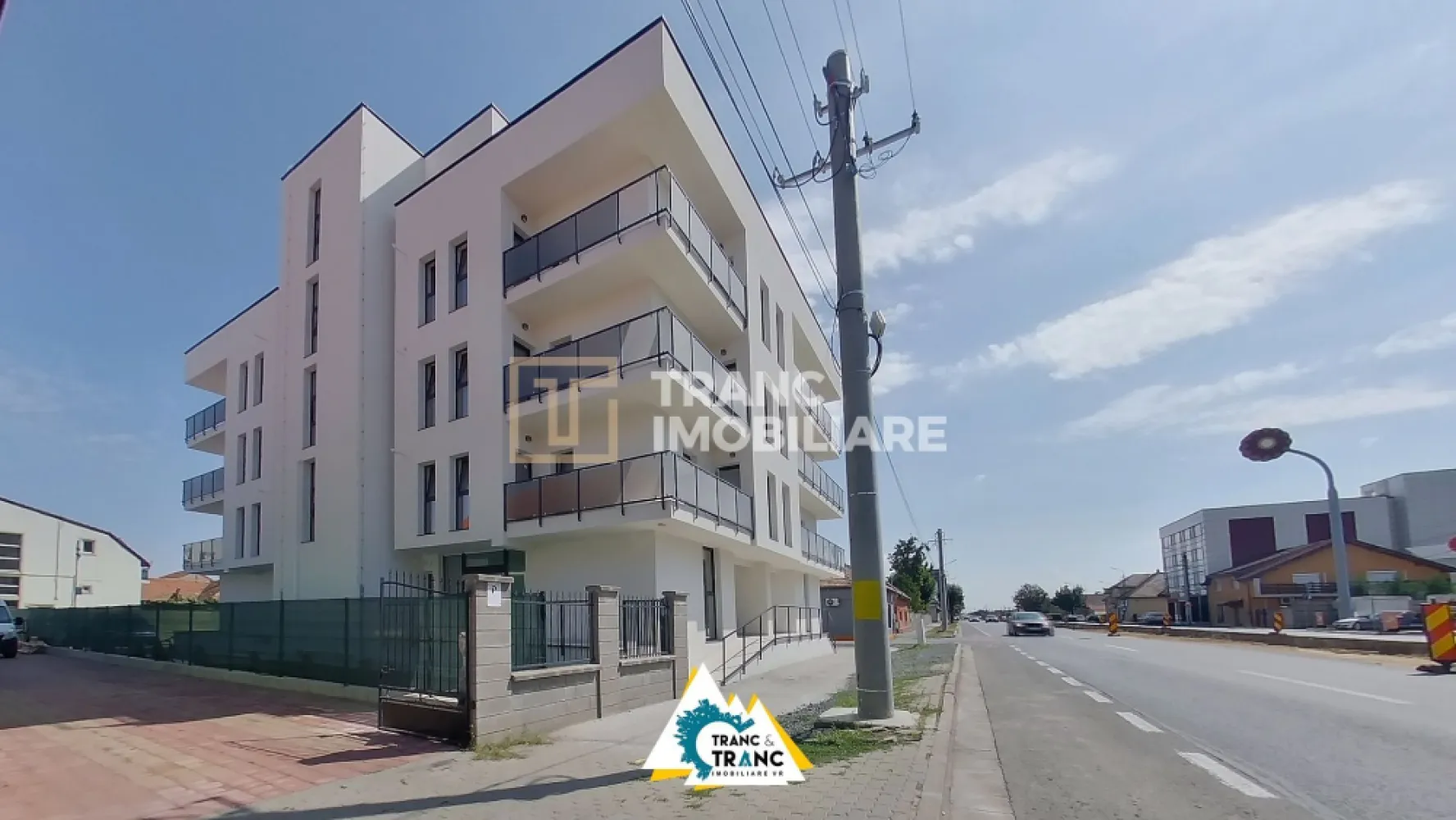 Spațiu comercial nou, de 200 mp, la prima inchiriere, pe Calea Radnei - Acum va puteti dezvolta afacerea la cele mai înalte standarde închiriind un spațiu comercial de excepție, recent achiziționat, disponibil în exclusivitate la Agenția Tranc Imobiliare. Spațiul este pozitionat strategic vis-a-vis de benzinăria Rompetrol, pe una dintre cele mai circulate artere din Arad. 

Acest spațiu modern si versatil, va garanteaza succesul afacerii dvs, unde angajatii și clienții vor avea ocazia să trăiască una dintre cele mai memorabile experiențe, imediat după ce a trecut pragul noului spațiu. Vorbim despre o spațiu comercial cu 2 fronturi stradale, aflat într-un bloc cu 4 etaje, finalizat în 2025, cu o vizibilitate extraordinară și cu toate dotările pe care vi le-ați putea dori pentru a vă dezvolta în cele mai bune condiții business-ul.

Ce vă oferă acest spațiu:
Suprafață generoasă: 200 mp open-space – întreg nivelul blocului, fără compartimentări, pe care îl puteți amenaja exact cum aveți nevoie
Front stradal de 37 ml
3 intrări existente + posibilitatea unui al 4-lea acces
Geamuri vitrate mari pentru expunere și vizibilitate maxim
Acces pentru persoane cu dizabilități.
Încălzire în pardoseală, centrală pe gaz și toate utilitățile incluse
Baie și spațiu de depozitare
Izolație exterioară de 10 cm – eficiență energetică sporită
Terasă de 10 mp – perfectă pentru un colț de relaxare sau zonă de servire
Parcare privată: 4 locuri cu acces prin barieră + alte 10 locuri disponibile în fața și lateralul blocului

Facilități complete în zonă:
Stație de tramvai la câțiva pași supermarketuri și magazine de proximitate, bănci, farmacii și benzinărie, cafenele și restaurante, piață agroalimentară cu flux constant de oameni, școli și grădinițe, trafic auto zilnic intens, salone de coafură și înfrumusețare, acces ușor atât pentru clienți, cât și pentru angajați.

Potrivit pentru clinici medicale, centre de recuperare, farmacie, showroom (mobilier, IT, auto, electrocasnice, fashion), birouri sau sediu central de firmă, bancă sau agenție de asigurări, salon de înfrumusețare, spa, sala de fitness, wellness, cafenea, cofetărie, restaurant modern, supermarket sau magazin de proximitate.

 De ce merită să îl vedeți:
Este un spațiu cu vizibilitate extraordinară, trafic intens și accesibilitate excelentă, pregătit să devină motorul dezvoltării afacerii dvs. Flexibilitatea în compartimentare și toate facilitățile zonei îl fac potrivit pentru aproape orice domeniu.

Sunați acum și programați o vizionare!
Descoperiți cum arată viitorul businessului dvs pe Calea Radnei.

La valoarea chiriei afisate se adauga TVA