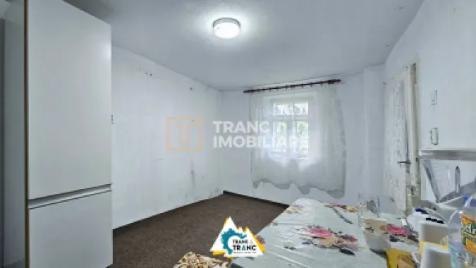 Casă cu 2 camere în stil tradițional, în Iratoșu