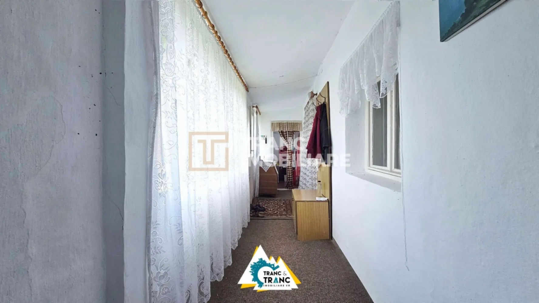Casă cu 2 camere în stil tradițional, în Iratoșu
