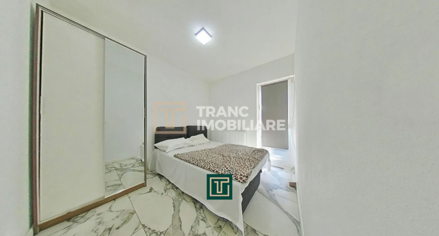 Casă modernă cu 4 camere de închiriat în Fântânele – confort, stil și liniște - Descoperă o casă modernă, cu personalitate, situată în Fântânele, într-un cartier rezidențial nou, liniștit și sigur, ideal pentru familii sau persoane care caută confort și intimitate.

Proprietatea este construită în anul 2021, are o suprafață utilă de 100 mp (125 mp desfășurați) și un teren de 300 mp, cu un front stradal de 13 metri. Casa este amplasată pe două nivele și are o compartimentare practică și bine gândită.

La parter se află o sufragerie foarte spațioasă cu bucătărie open space, o baie și o cameră tehnică, iar la etaj se regăsesc trei dormitoare luminoase, dintre care două dispun de balcon, și o baie modernă. Curtea oferă un loc special amenajat pentru relaxare și petrecerea timpului alături de cei dragi.

Casa este dotată cu centrală termică pe gaz, încălzire în pardoseală la parter și calorifere metalice la etaj, aer condiționat, instalație electrică și sanitară din cupru, acoperiș din panouri sandwich și izolație exterioară cu polistiren de 10 cm. Construită din cărămidă pe fundație solidă din beton, locuința oferă un nivel ridicat de confort și eficiență energetică.

Alege să locuiești într-un spațiu elegant, bine poziționat și cu toate facilitățile de care ai nevoie pentru un stil de viață relaxat și modern!