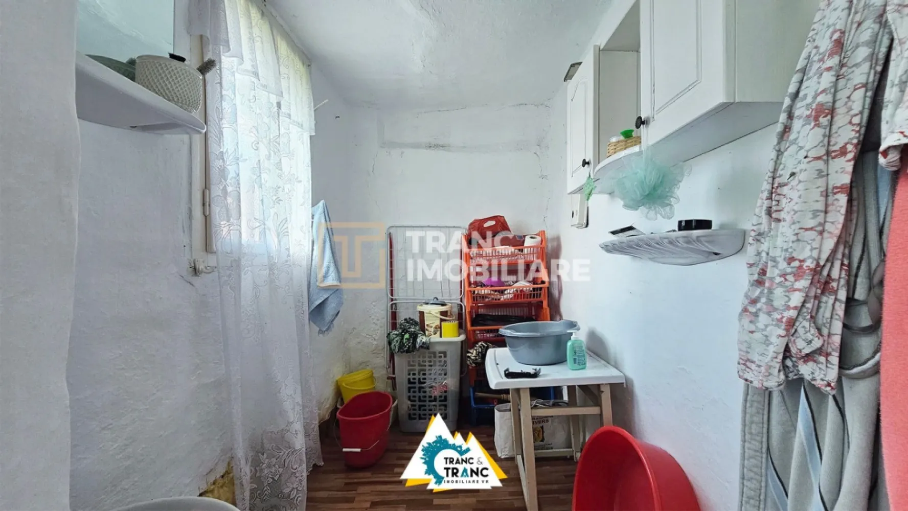 Casă cu 2 camere în stil tradițional, în Iratoșu