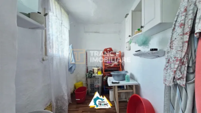 Casă cu 2 camere în stil tradițional, în Iratoșu