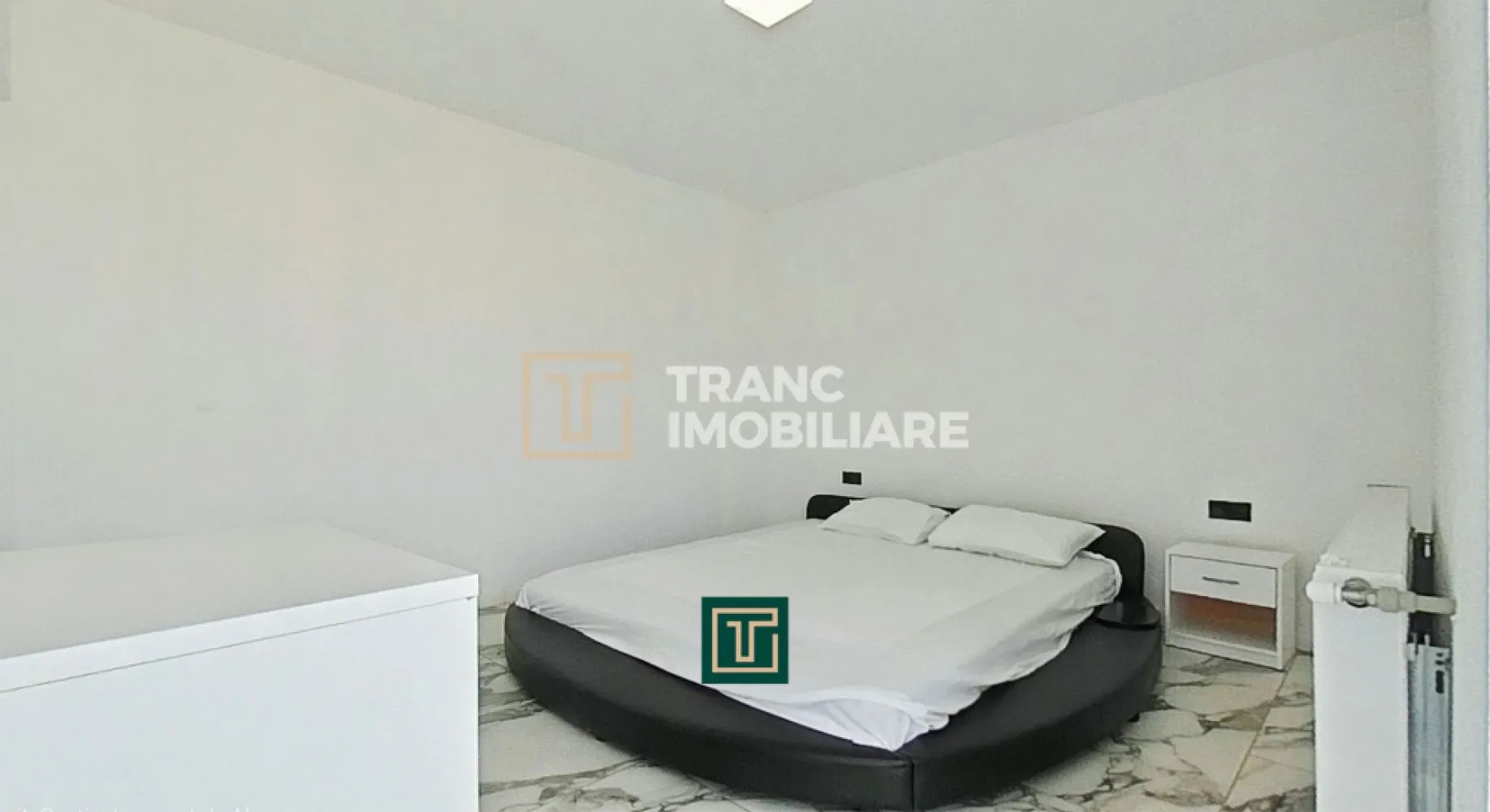 Casă modernă cu 4 camere de închiriat în Fântânele – confort, stil și liniște - Descoperă o casă modernă, cu personalitate, situată în Fântânele, într-un cartier rezidențial nou, liniștit și sigur, ideal pentru familii sau persoane care caută confort și intimitate.

Proprietatea este construită în anul 2021, are o suprafață utilă de 100 mp (125 mp desfășurați) și un teren de 300 mp, cu un front stradal de 13 metri. Casa este amplasată pe două nivele și are o compartimentare practică și bine gândită.

La parter se află o sufragerie foarte spațioasă cu bucătărie open space, o baie și o cameră tehnică, iar la etaj se regăsesc trei dormitoare luminoase, dintre care două dispun de balcon, și o baie modernă. Curtea oferă un loc special amenajat pentru relaxare și petrecerea timpului alături de cei dragi.

Casa este dotată cu centrală termică pe gaz, încălzire în pardoseală la parter și calorifere metalice la etaj, aer condiționat, instalație electrică și sanitară din cupru, acoperiș din panouri sandwich și izolație exterioară cu polistiren de 10 cm. Construită din cărămidă pe fundație solidă din beton, locuința oferă un nivel ridicat de confort și eficiență energetică.

Alege să locuiești într-un spațiu elegant, bine poziționat și cu toate facilitățile de care ai nevoie pentru un stil de viață relaxat și modern!